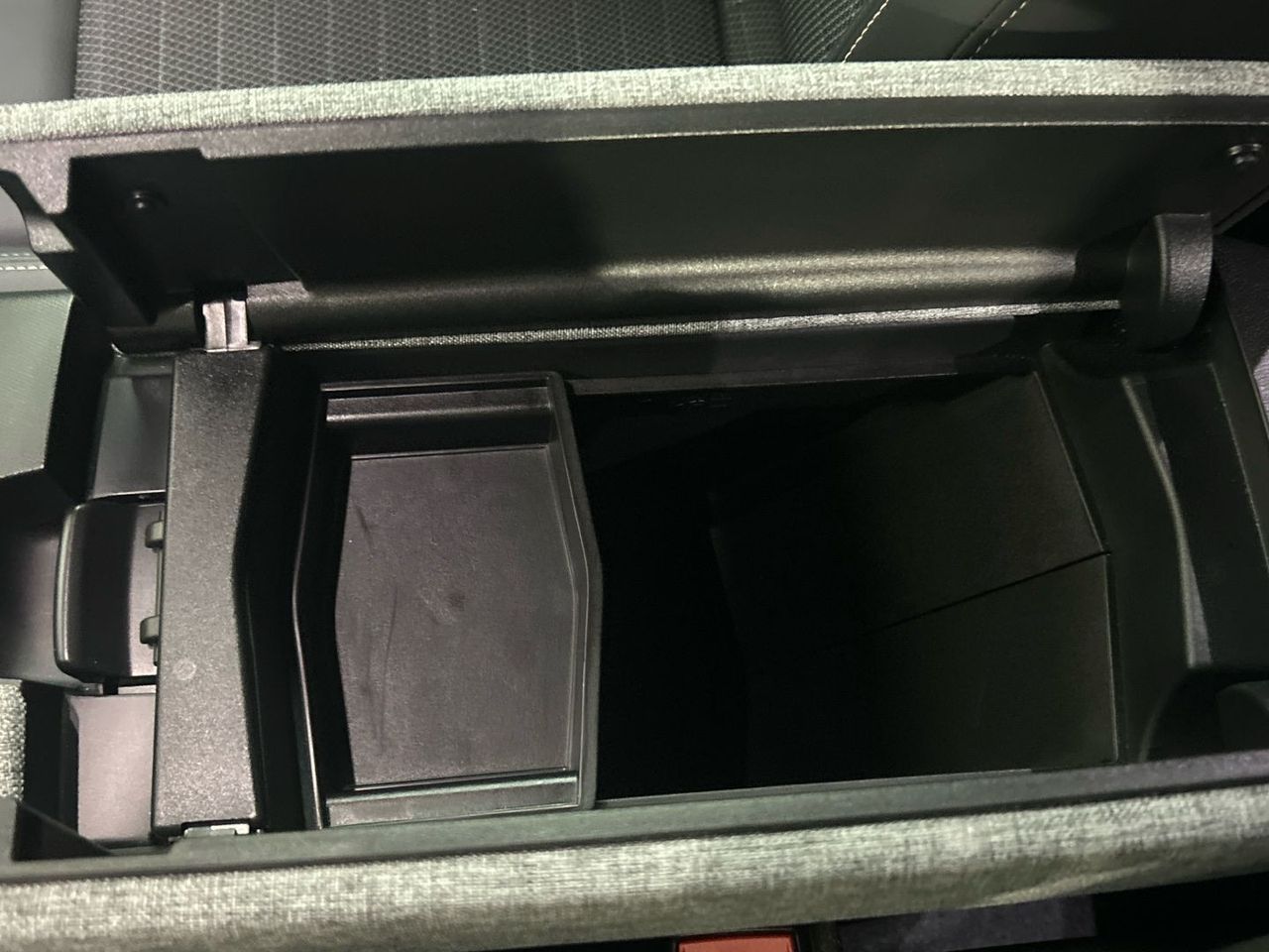 Peugeot 3008 Hybrid 145 Allure eDCS6 107 kW (145 CV) - foto 31