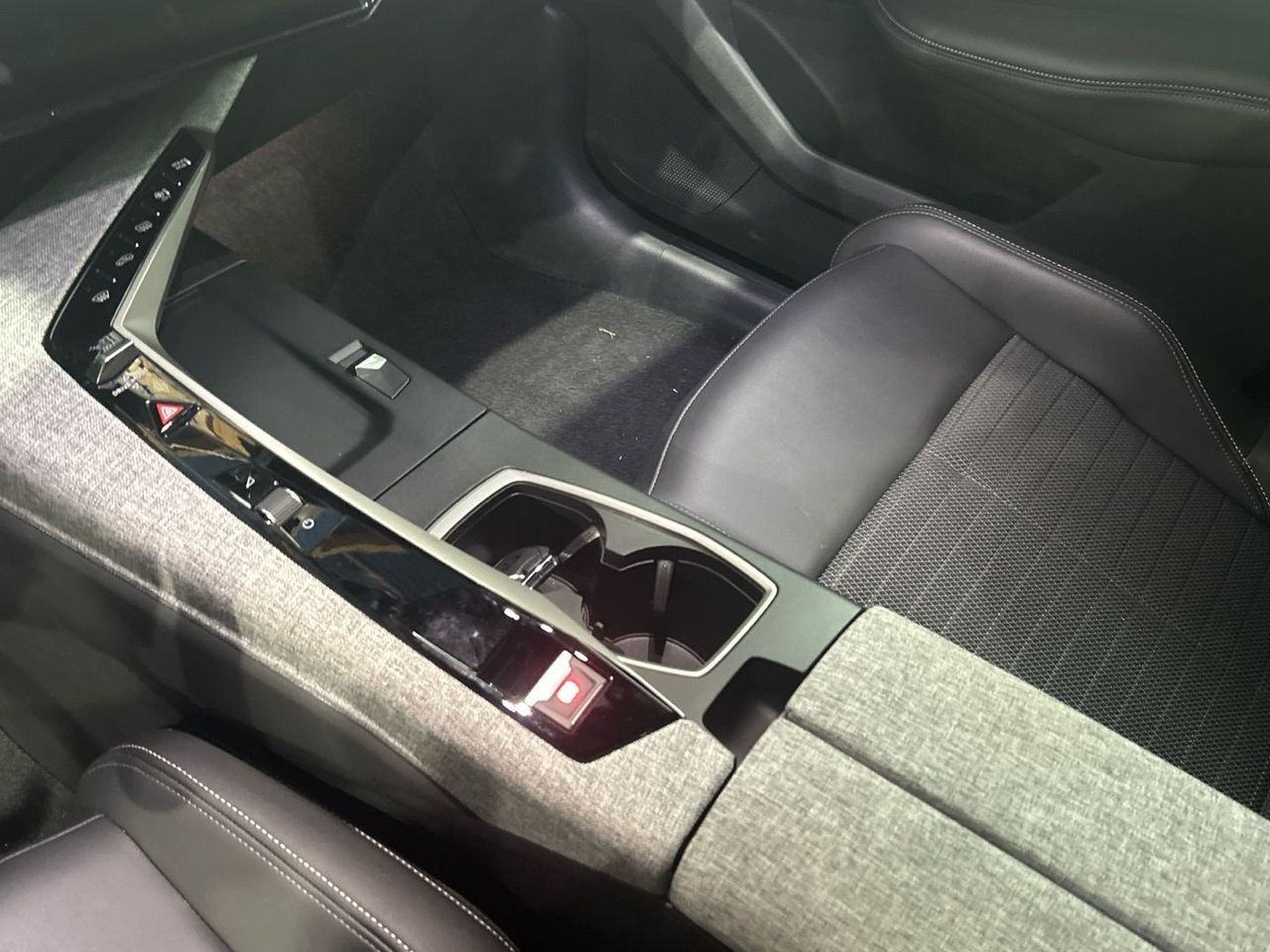 Peugeot 3008 Hybrid 145 Allure eDCS6 107 kW (145 CV) - foto 14