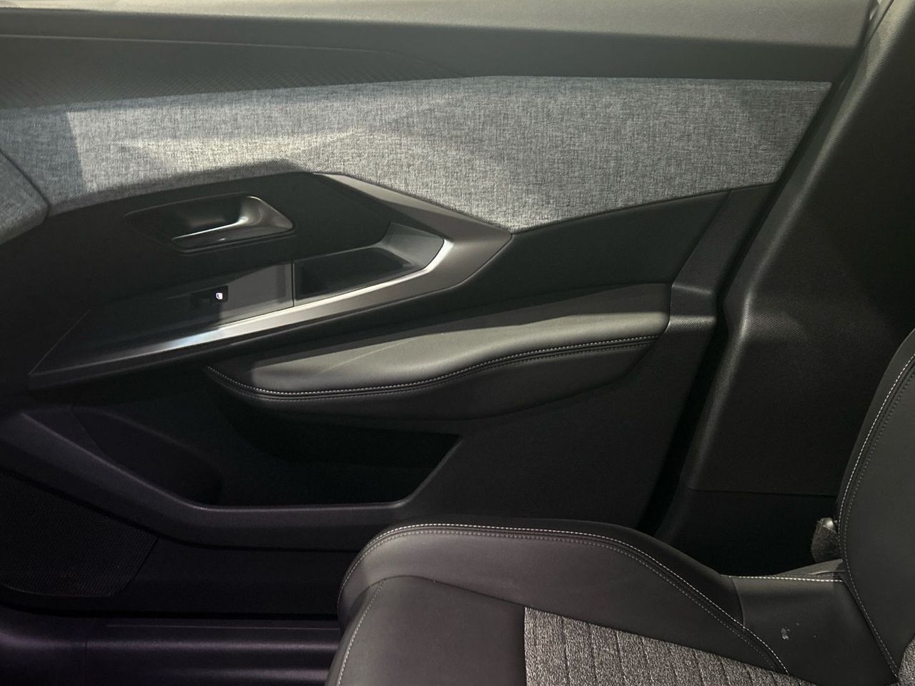 Peugeot 5008 Hybrid 1.2 Allure eDCS6 107 kW (145 CV) - foto 50