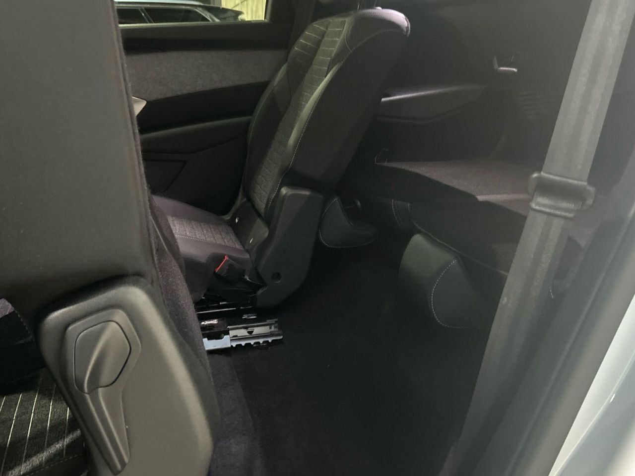 Peugeot 5008 Hybrid 1.2 Allure eDCS6 107 kW (145 CV) - foto 35