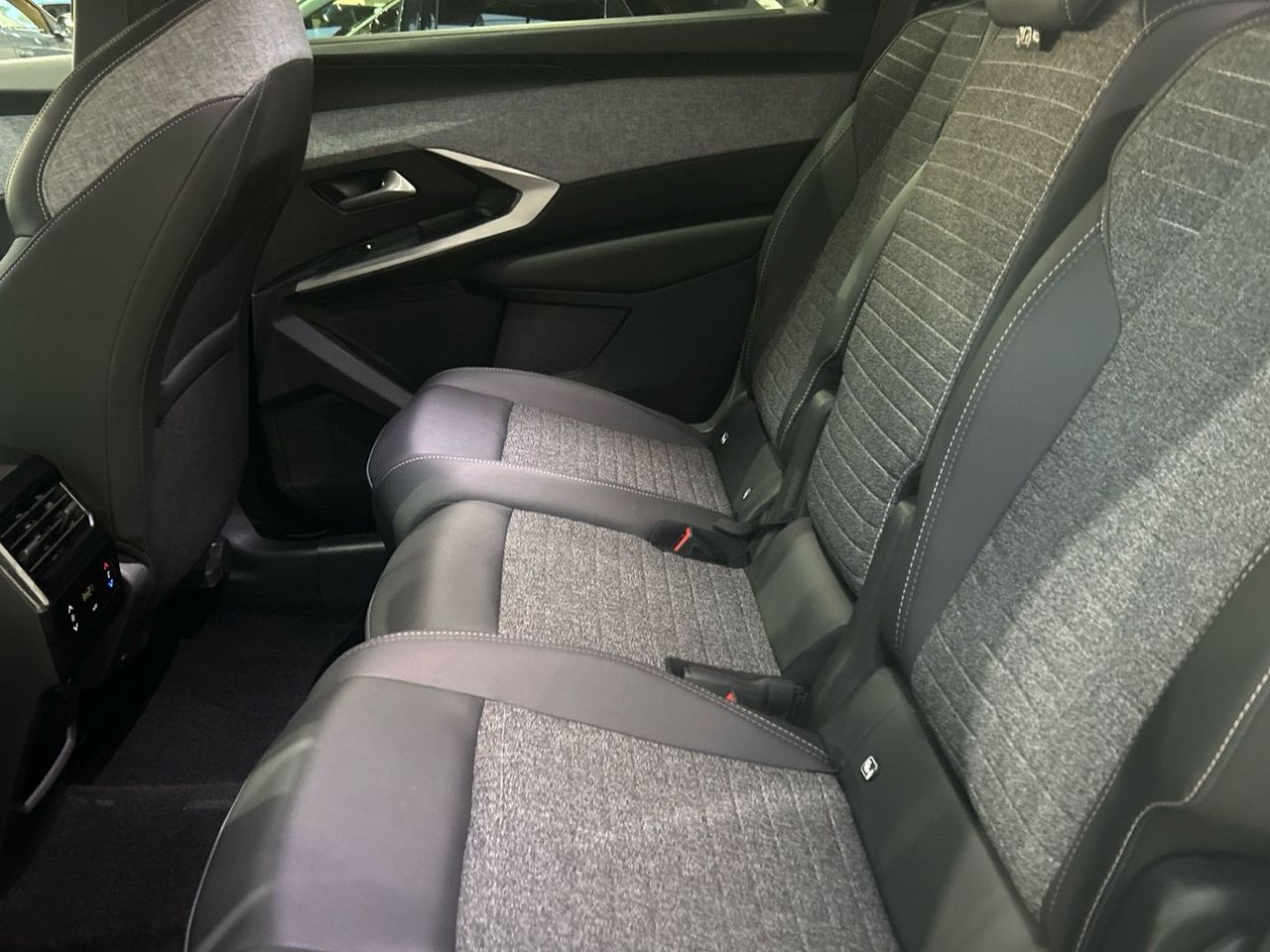 Peugeot 5008 Hybrid 1.2 Allure eDCS6 107 kW (145 CV) - foto 12