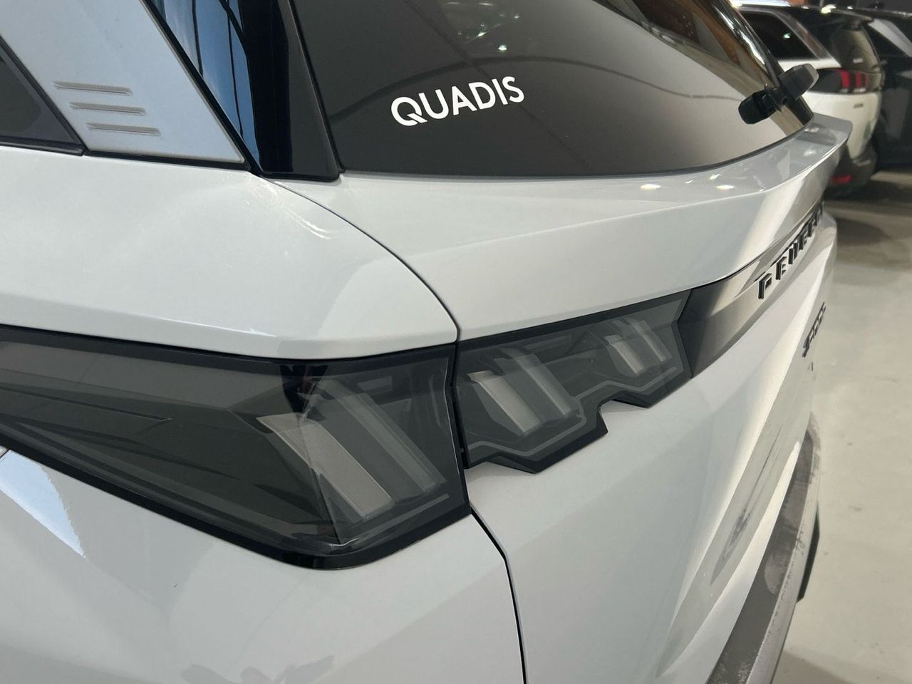 Peugeot 5008 Hybrid 1.2 Allure eDCS6 107 kW (145 CV) - foto 17