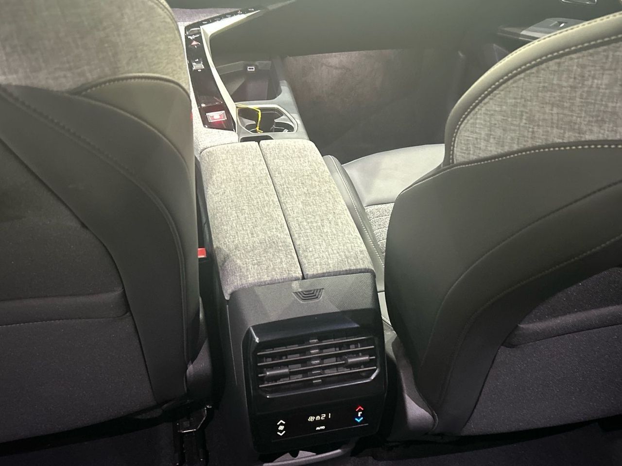 Peugeot 5008 Hybrid 1.2 Allure eDCS6 107 kW (145 CV) - foto 59