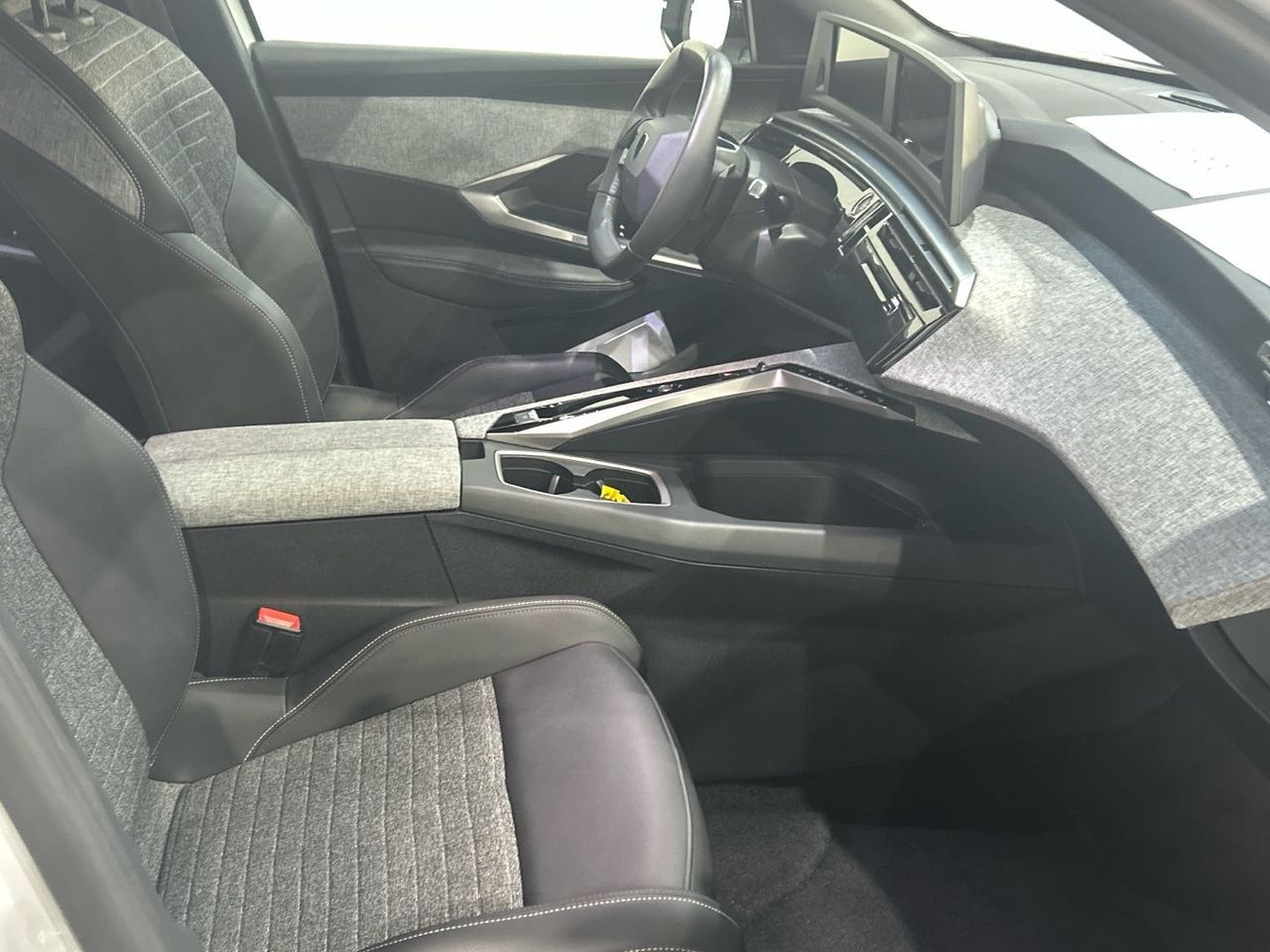 Peugeot 5008 Hybrid 1.2 Allure eDCS6 107 kW (145 CV) - foto 24