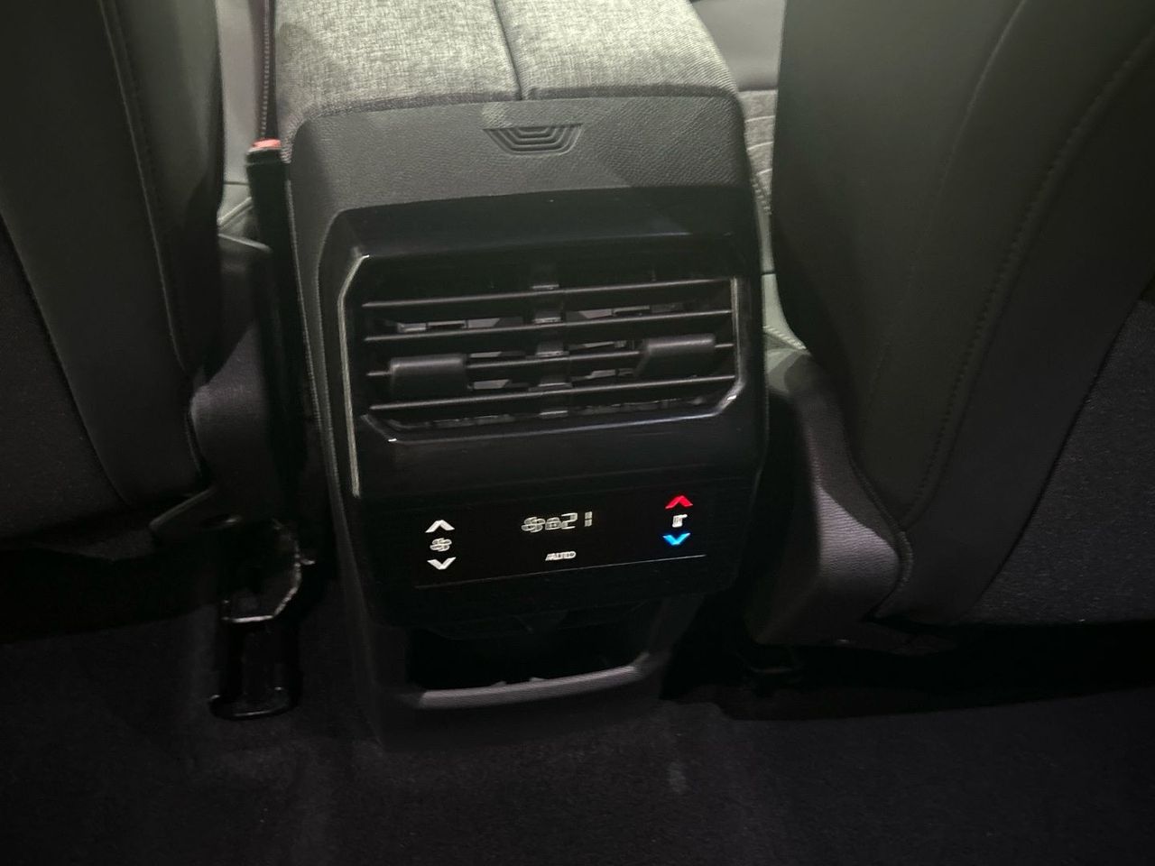 Peugeot 5008 Hybrid 1.2 Allure eDCS6 107 kW (145 CV) - foto 34