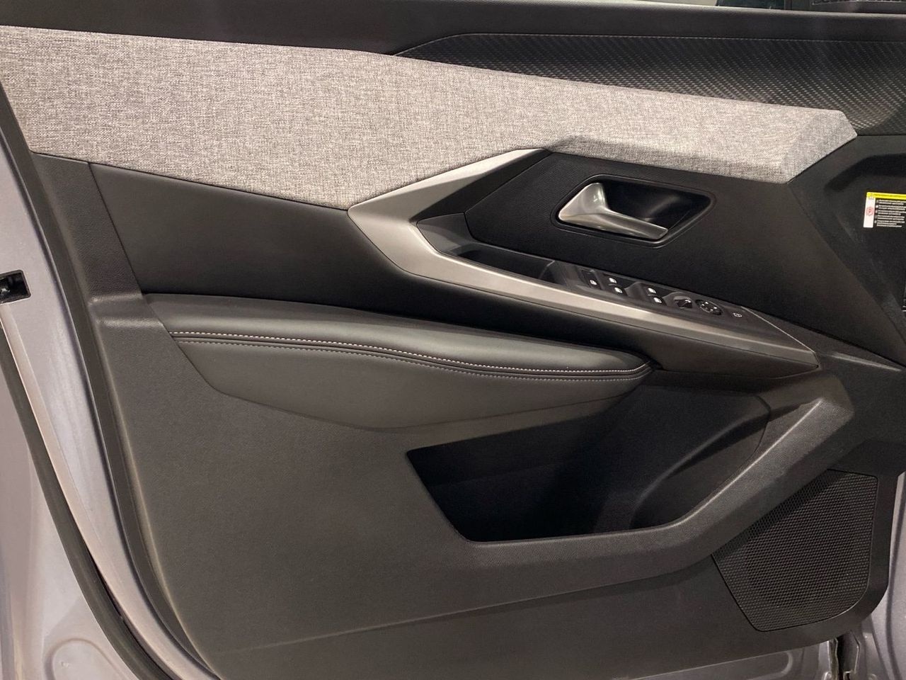 Peugeot 5008 Hybrid 1.2 Allure eDCS6 100 kW (136 CV) - foto 19