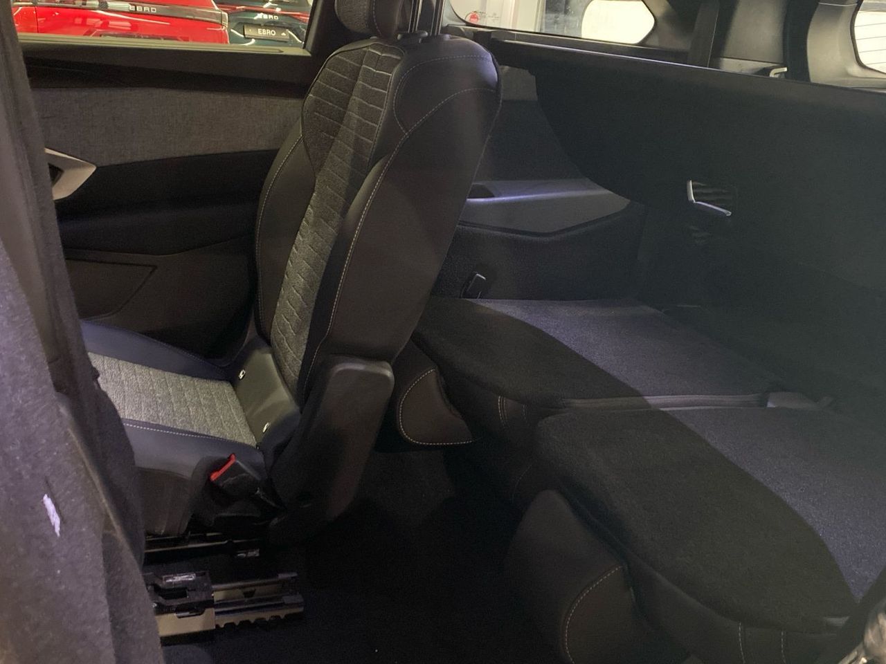 Peugeot 5008 Hybrid 1.2 Allure eDCS6 100 kW (136 CV) - foto 31