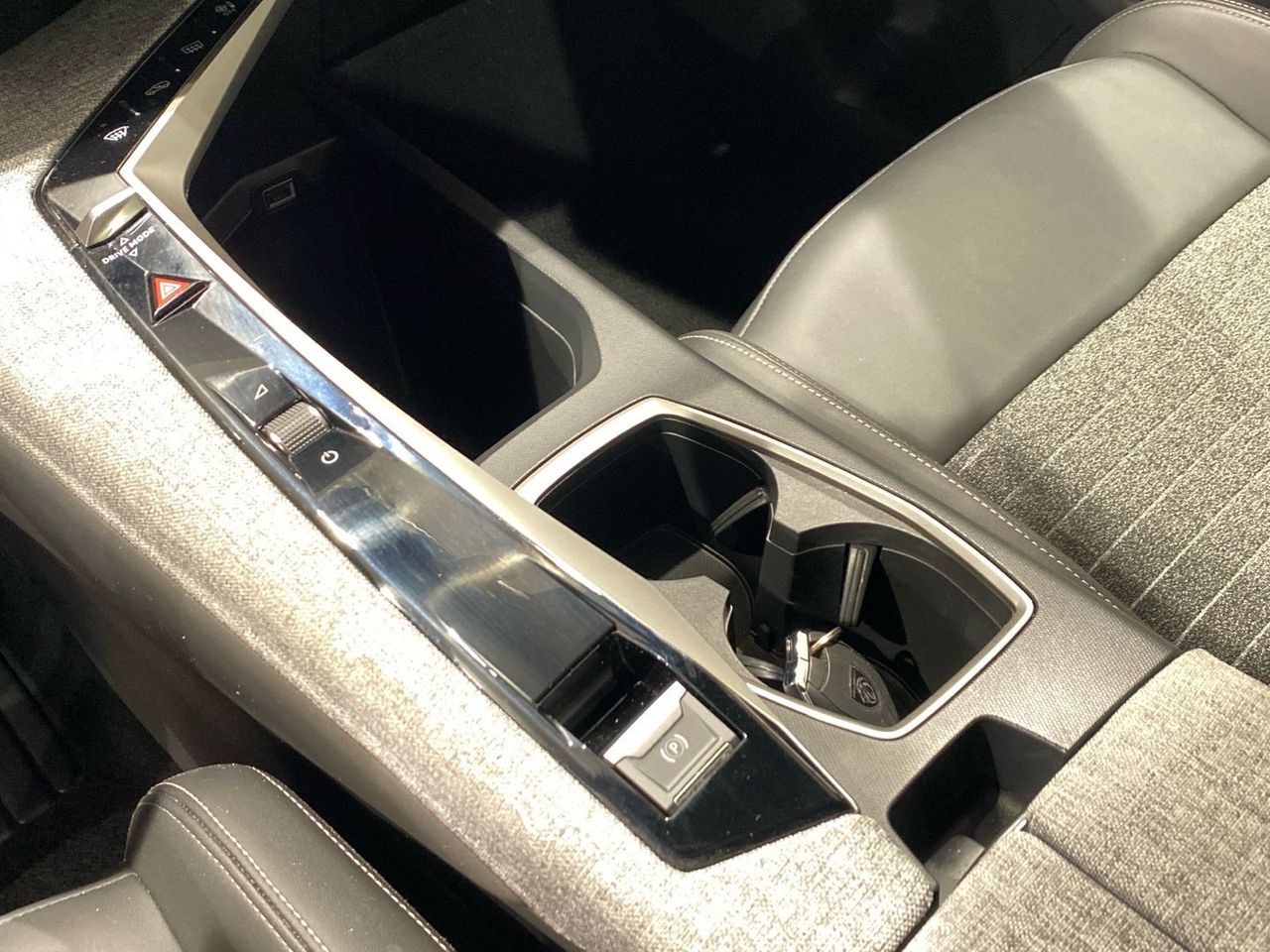 Peugeot 5008 Hybrid 1.2 Allure eDCS6 100 kW (136 CV) - foto 14