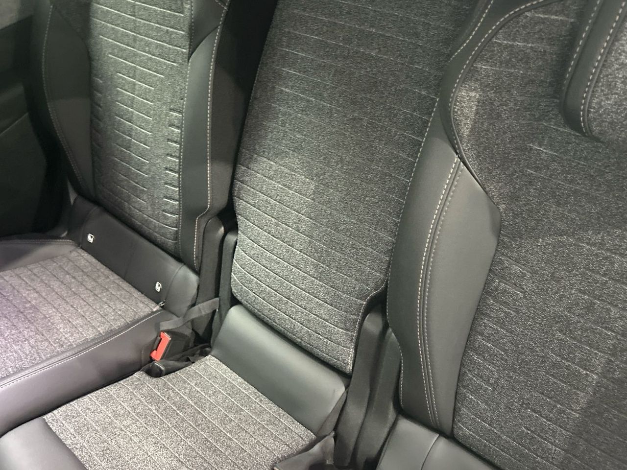 Peugeot 5008 Hybrid 1.2 Allure eDCS6 107 kW (145 CV) - foto 38