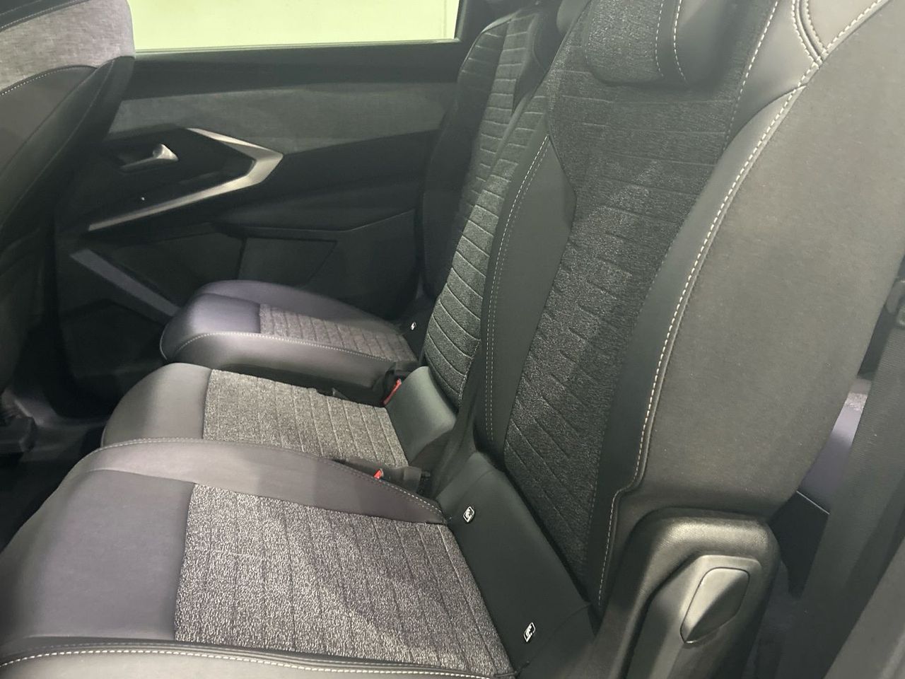 Peugeot 5008 Hybrid 1.2 Allure eDCS6 107 kW (145 CV) - foto 12