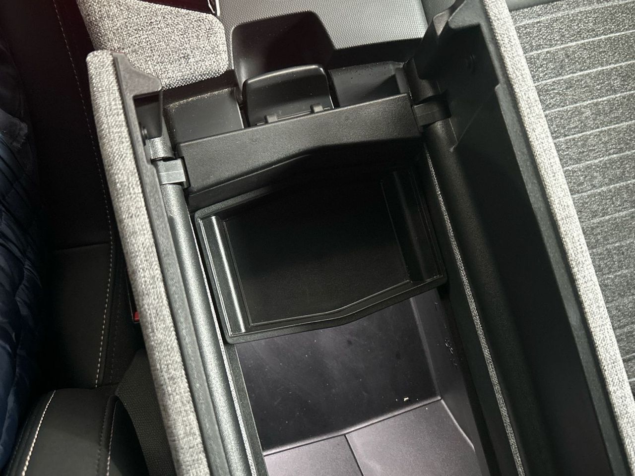 Peugeot 5008 Hybrid 1.2 Allure eDCS6 107 kW (145 CV) - foto 42