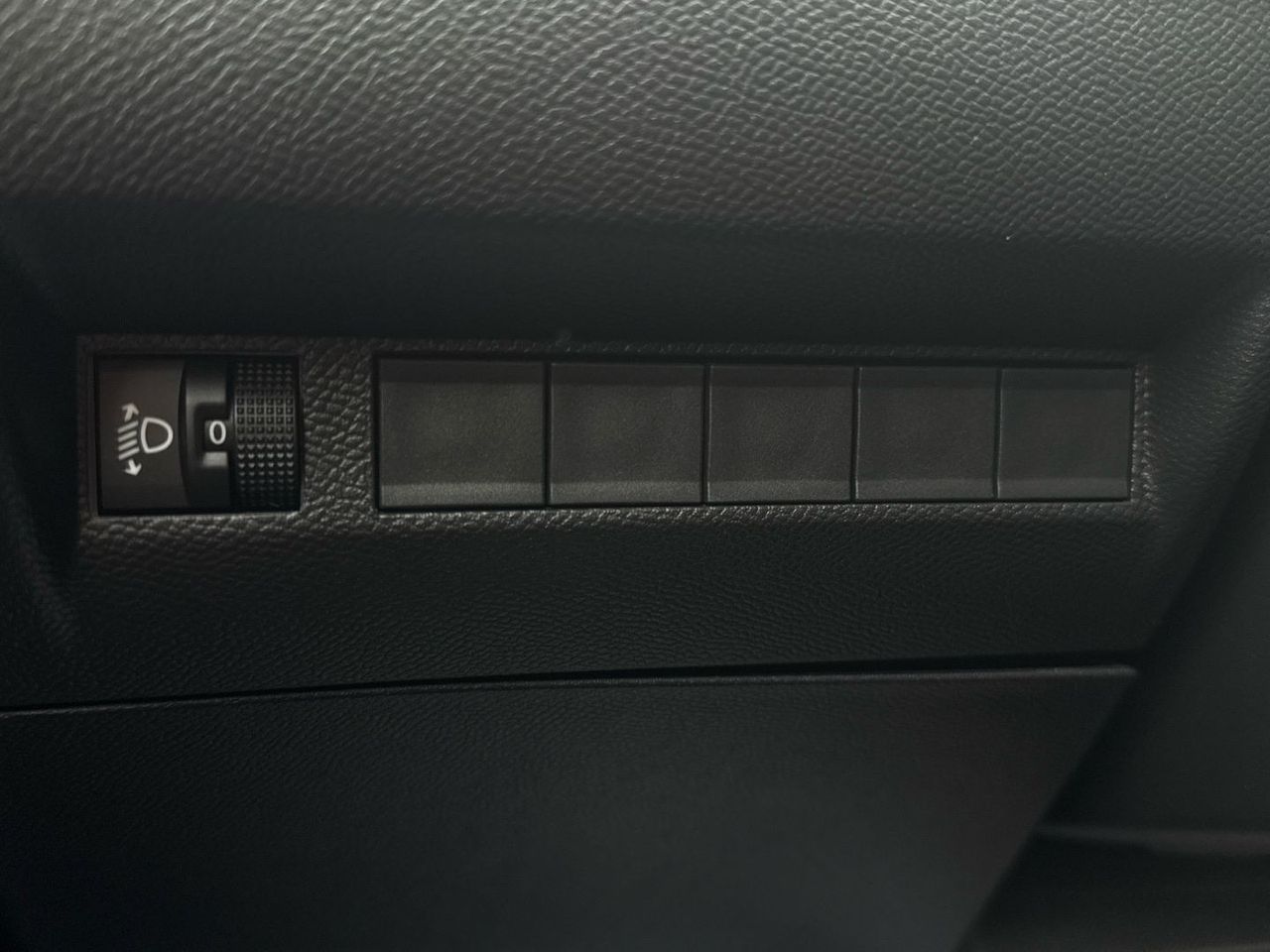 Peugeot 208 Allure Hybrid eDCS6 75 kW (100 CV) - foto 39