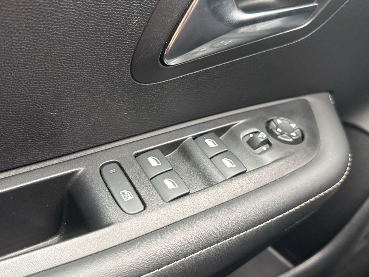 Peugeot 208 Allure Hybrid eDCS6 75 kW (100 CV) - foto 40