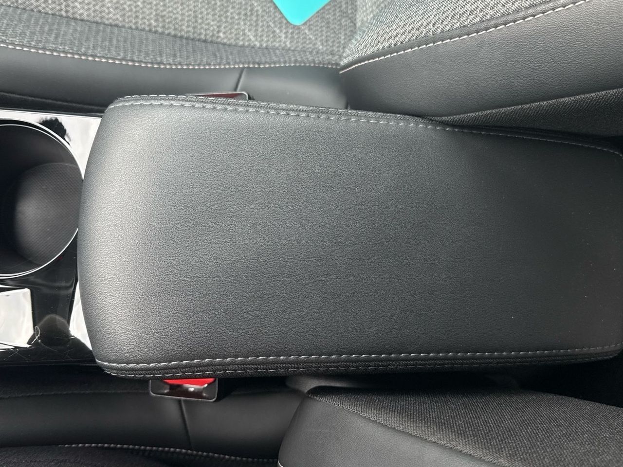 Peugeot 208 Allure Hybrid eDCS6 75 kW (100 CV) - foto 37