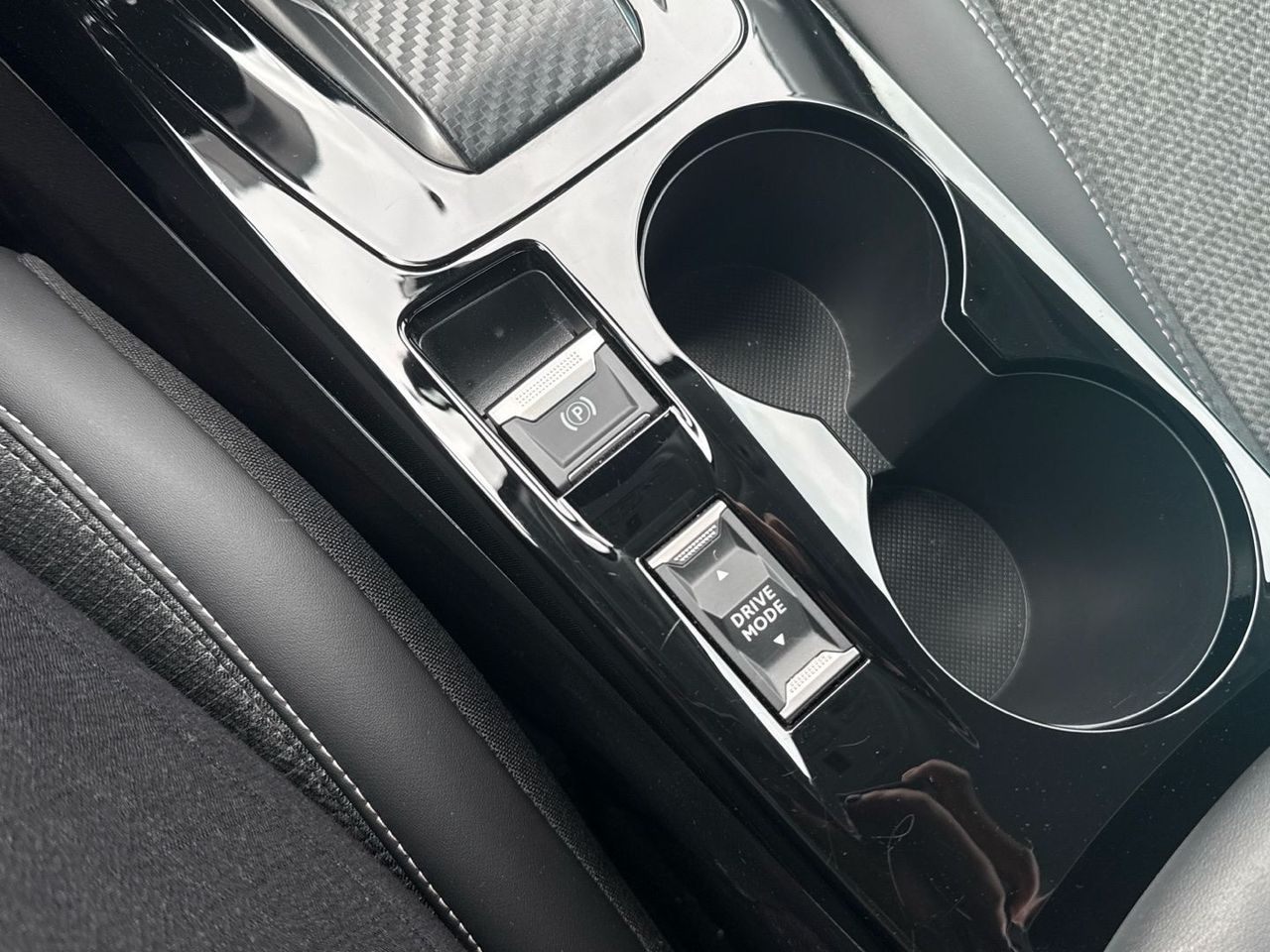 Peugeot 208 Allure Hybrid eDCS6 75 kW (100 CV) - foto 36