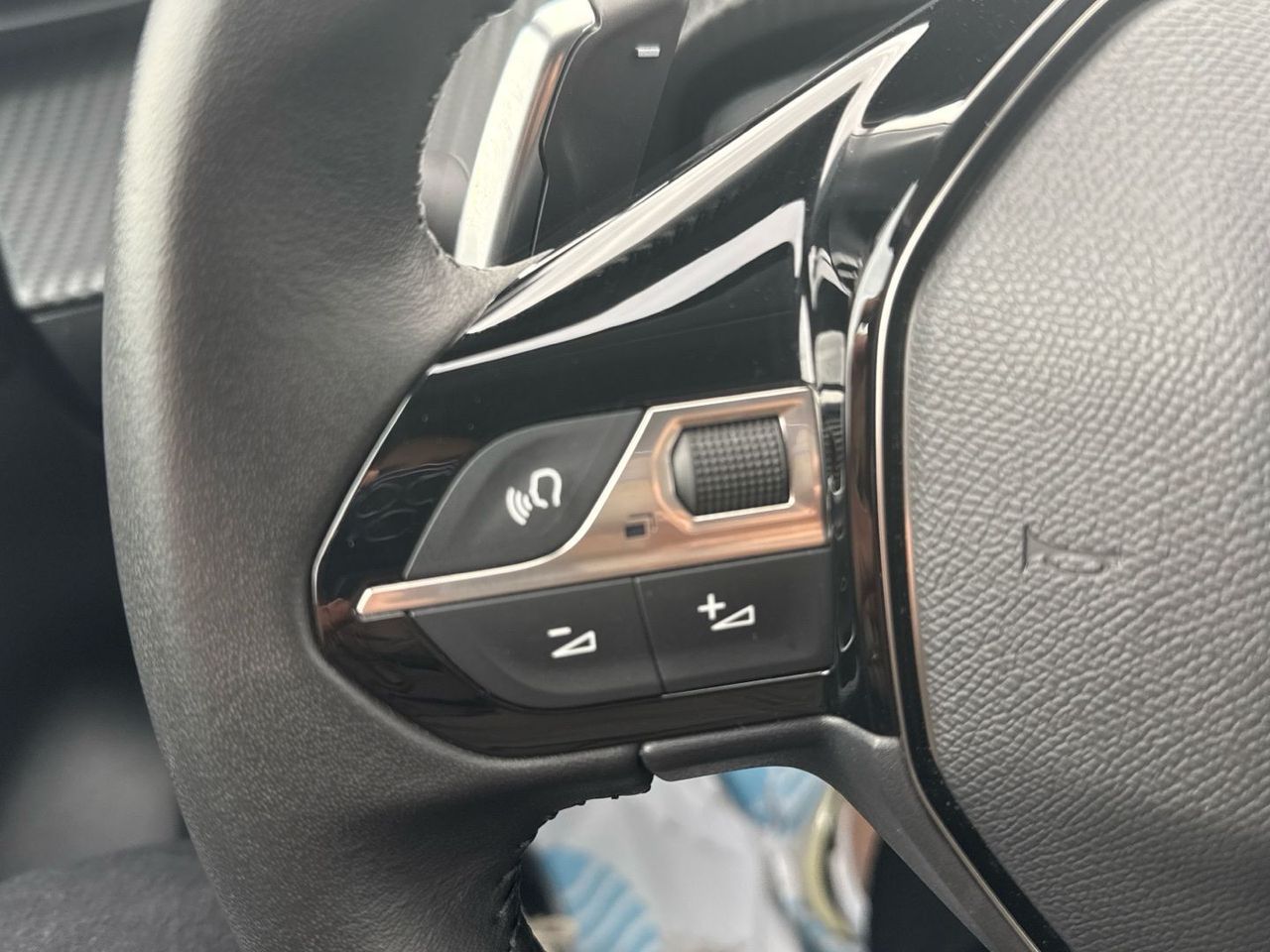 Peugeot 208 Allure Hybrid eDCS6 75 kW (100 CV) - foto 20