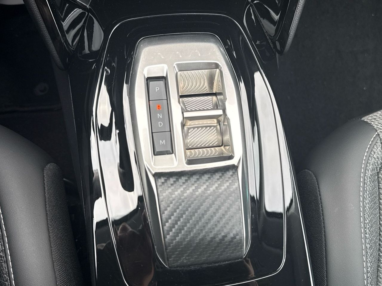 Peugeot 208 Allure Hybrid eDCS6 75 kW (100 CV) - foto 35