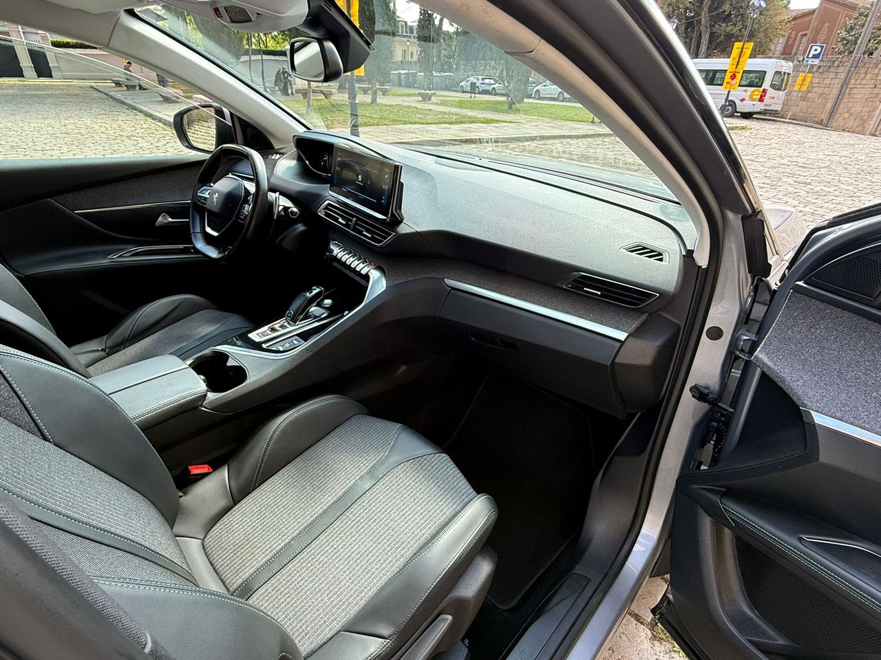 Peugeot 5008 1.5 BlueHDi 130CV EAT8 Allure Pack 2021 de segunda mano en Barcelona