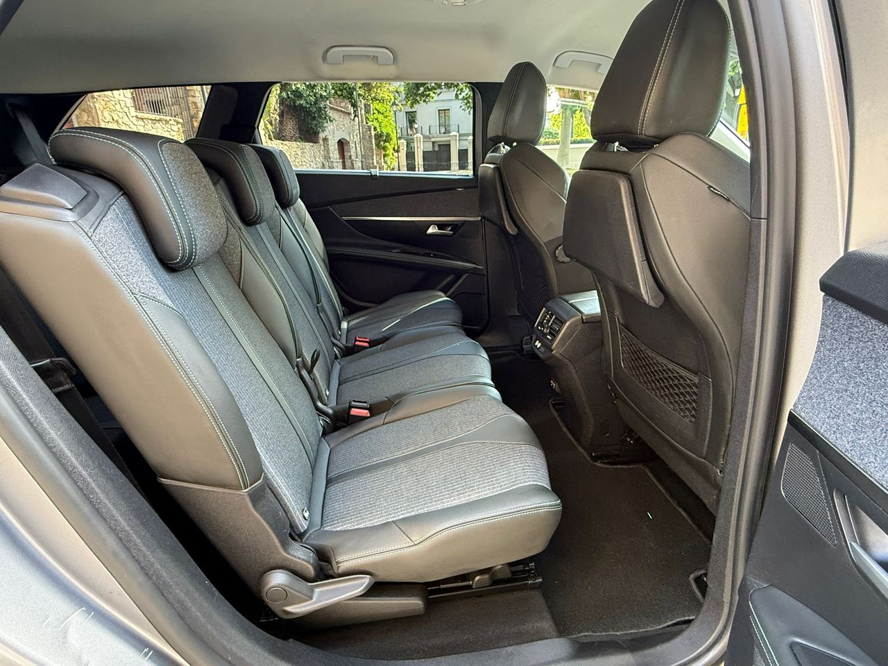 Peugeot 5008 1.5 BlueHDi 130CV EAT8 Allure Pack 2021 de segunda mano en Barcelona
