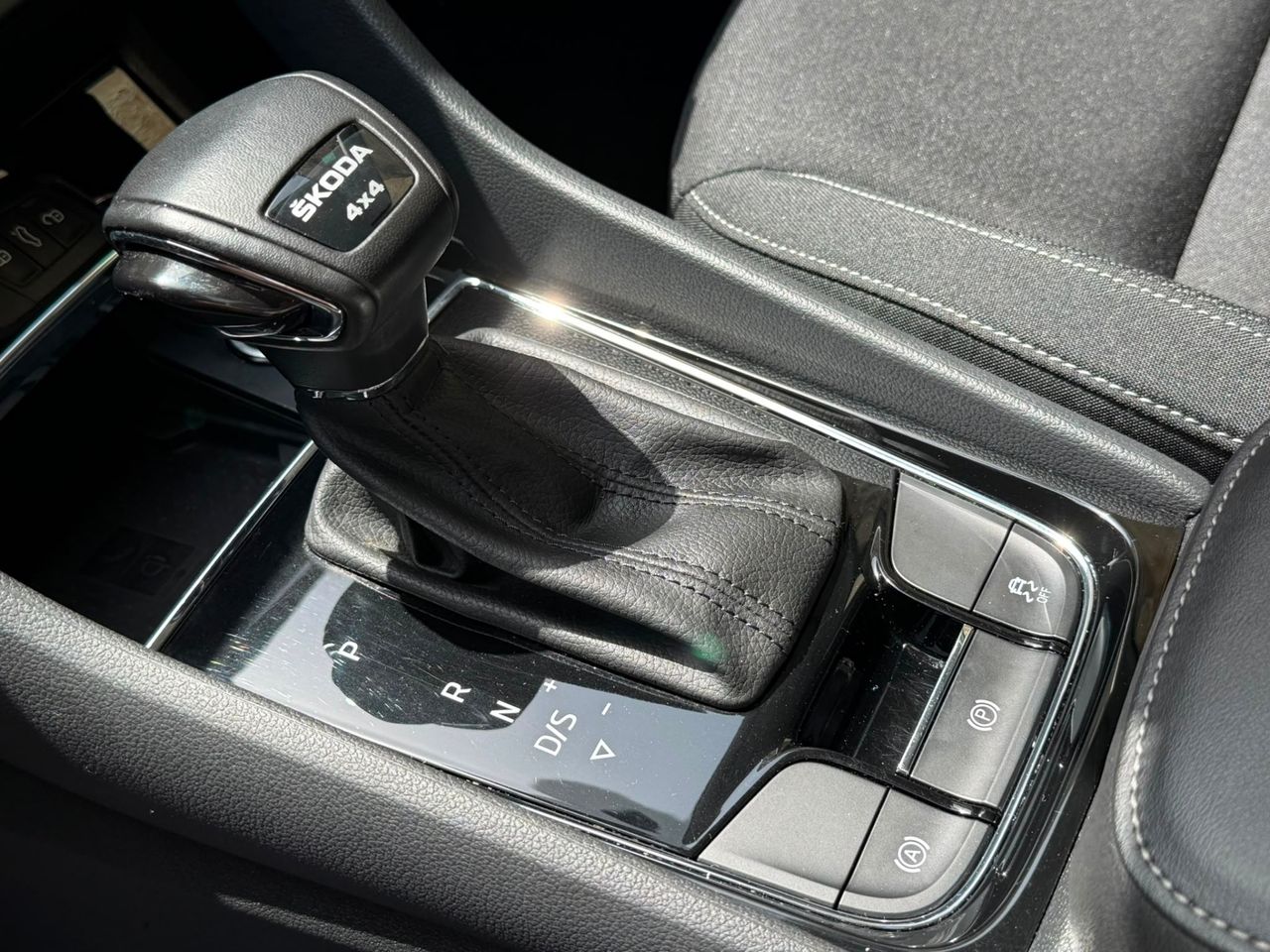 Skoda Karoq Ambition 2.0 TDI 110 kW 2022 de segunda mano en Barcelona