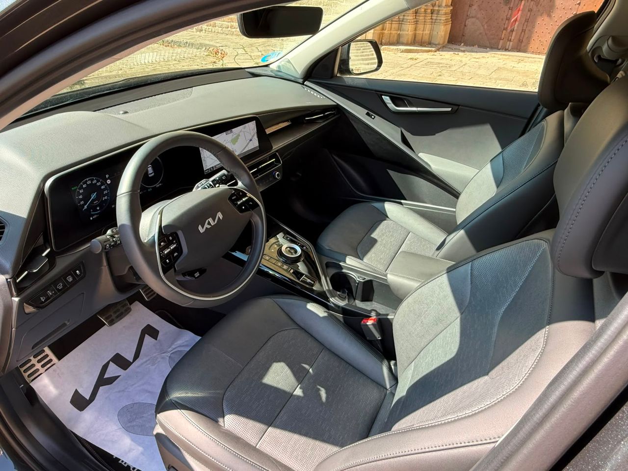 Kia Niro 1.6 GDi HEV 141 CV Emotion 2023 de segunda mano en Barcelona
