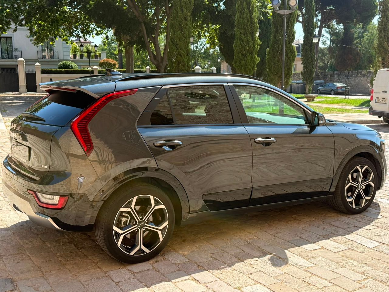 Kia Niro 1.6 GDi HEV 141 CV Emotion 2023 de segunda mano en Barcelona