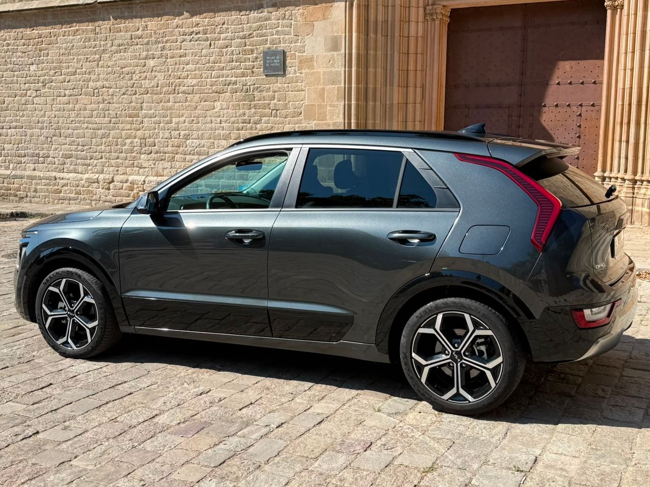 Kia Niro 1.6 GDi HEV 141 CV Emotion 2023 de segunda mano en Barcelona