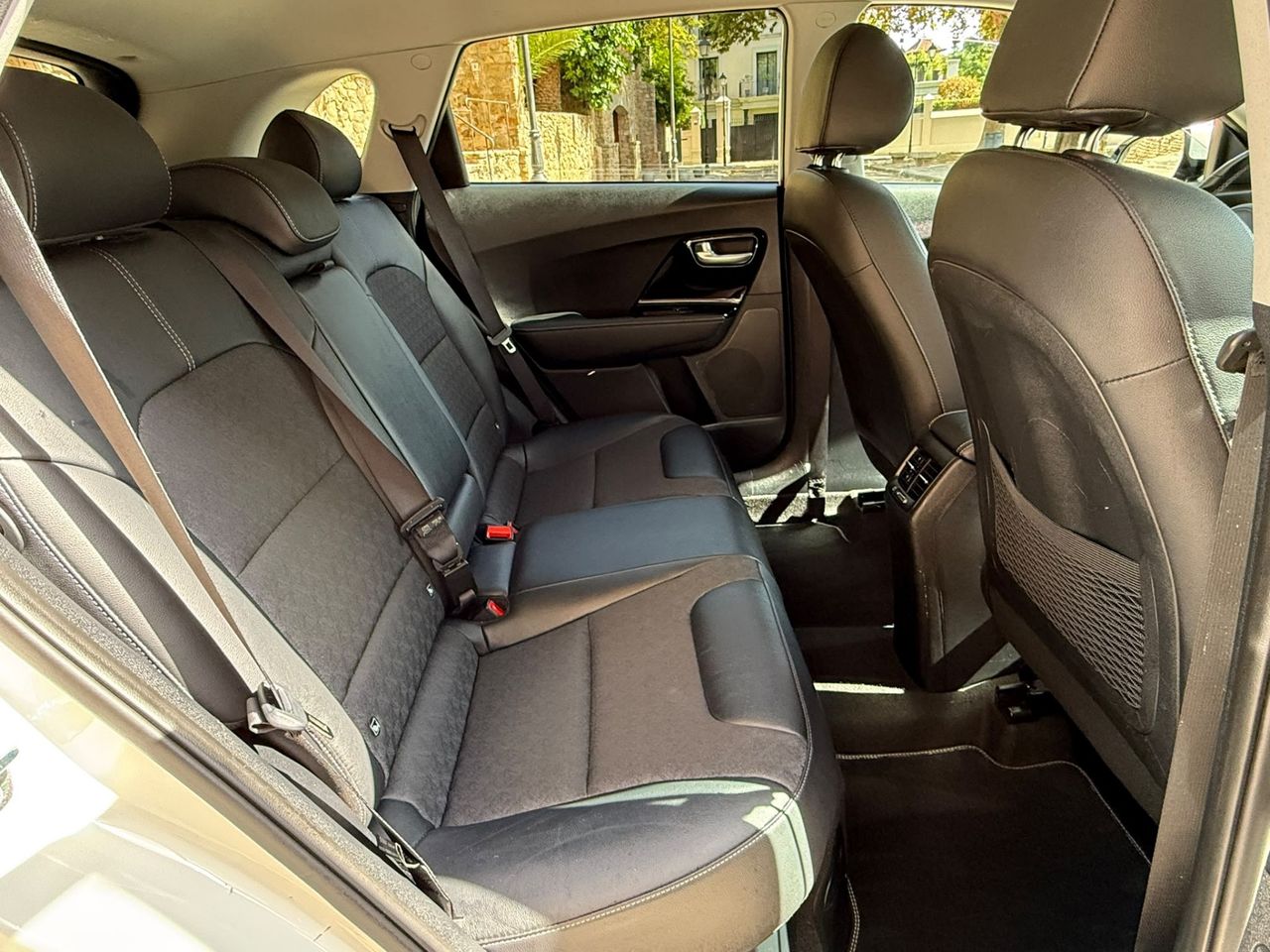 Kia Niro 1.6 GDi HEV 141 CV Emotion 2022 de segunda mano en Barcelona