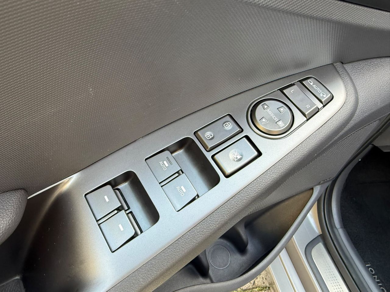 Hyundai IONIQ Híbrido 1.6 GDI 104 kW 2022 de segunda mano en Barcelona