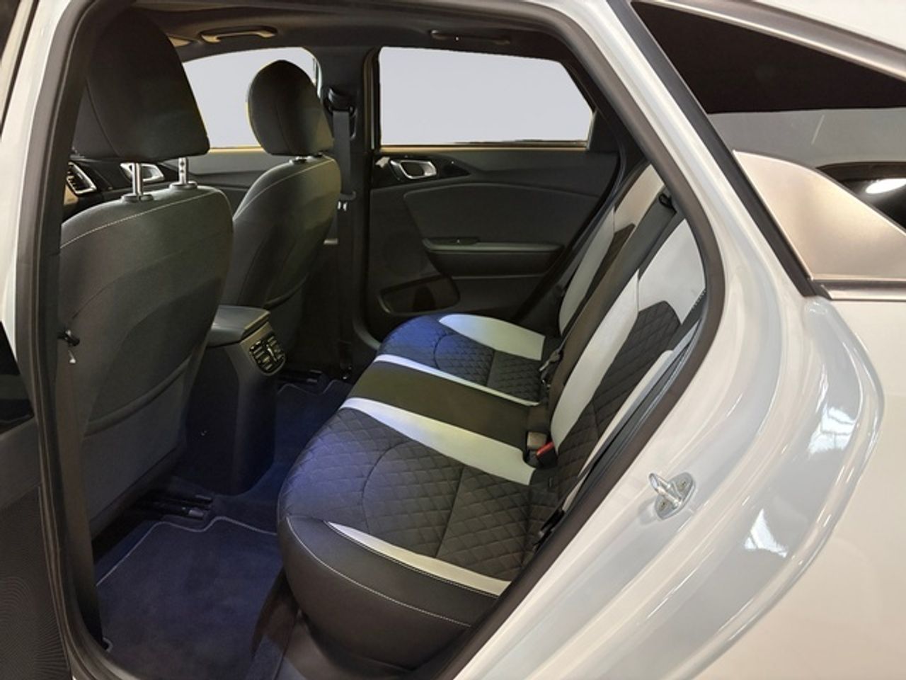 Kia Ceed 1.6 CRDi GT Line 100 kW (136 CV) - Foto 14