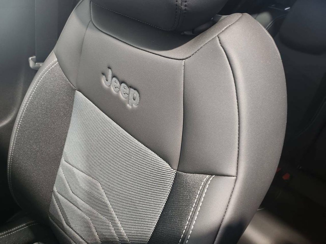 Jeep Avenger Summit BEV 115kW (156CV) - foto 14