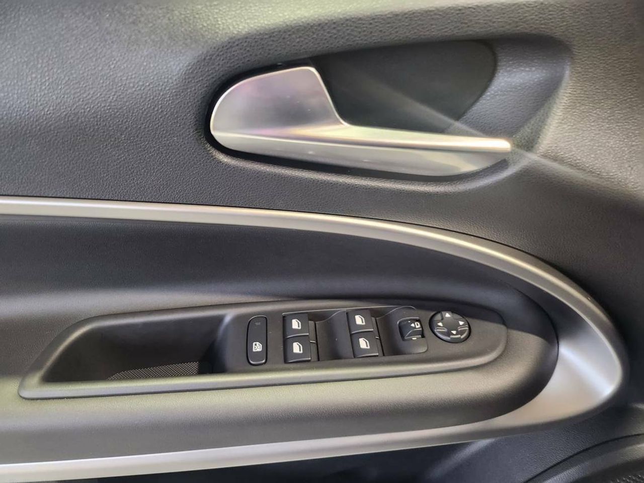 Jeep Avenger Summit BEV 115kW (156CV) - foto 17