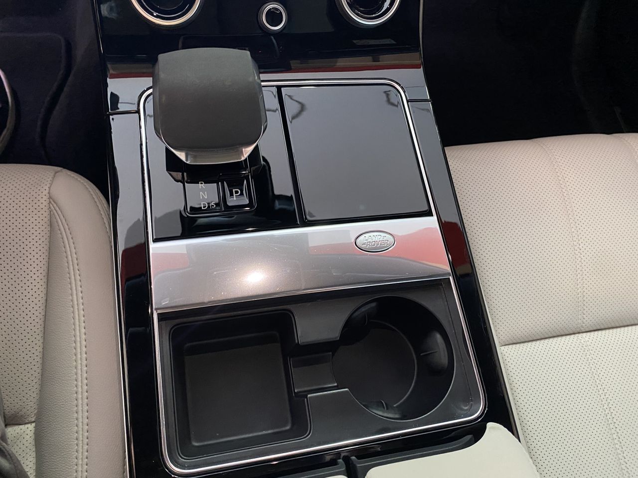 Land-Rover Range Rover Velar 2.0D I4 150kW RDynamic S 4WD Auto  - Foto 24