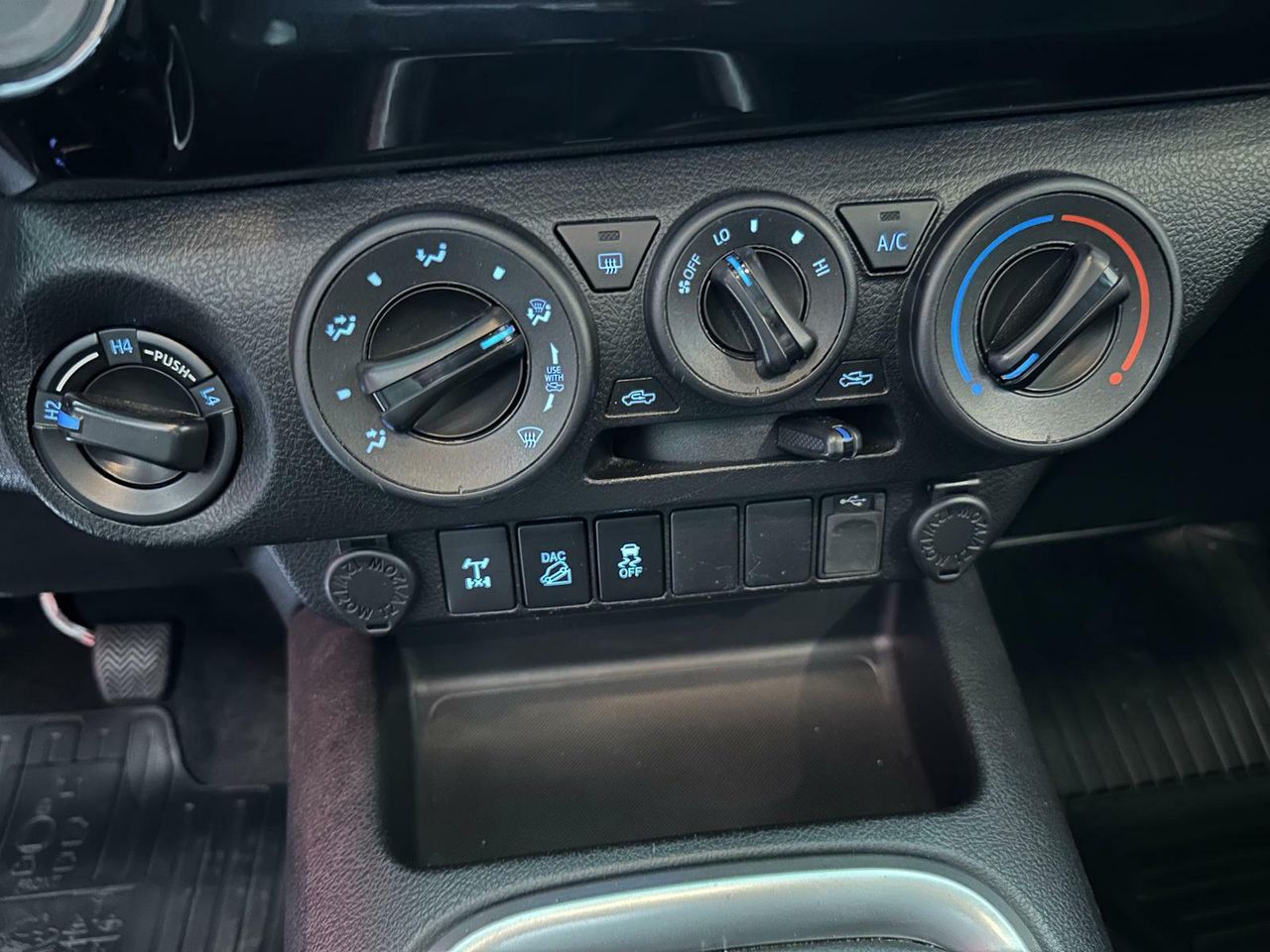 Toyota Hilux 2.4 D4D Cabina Doble VX  - Foto 23
