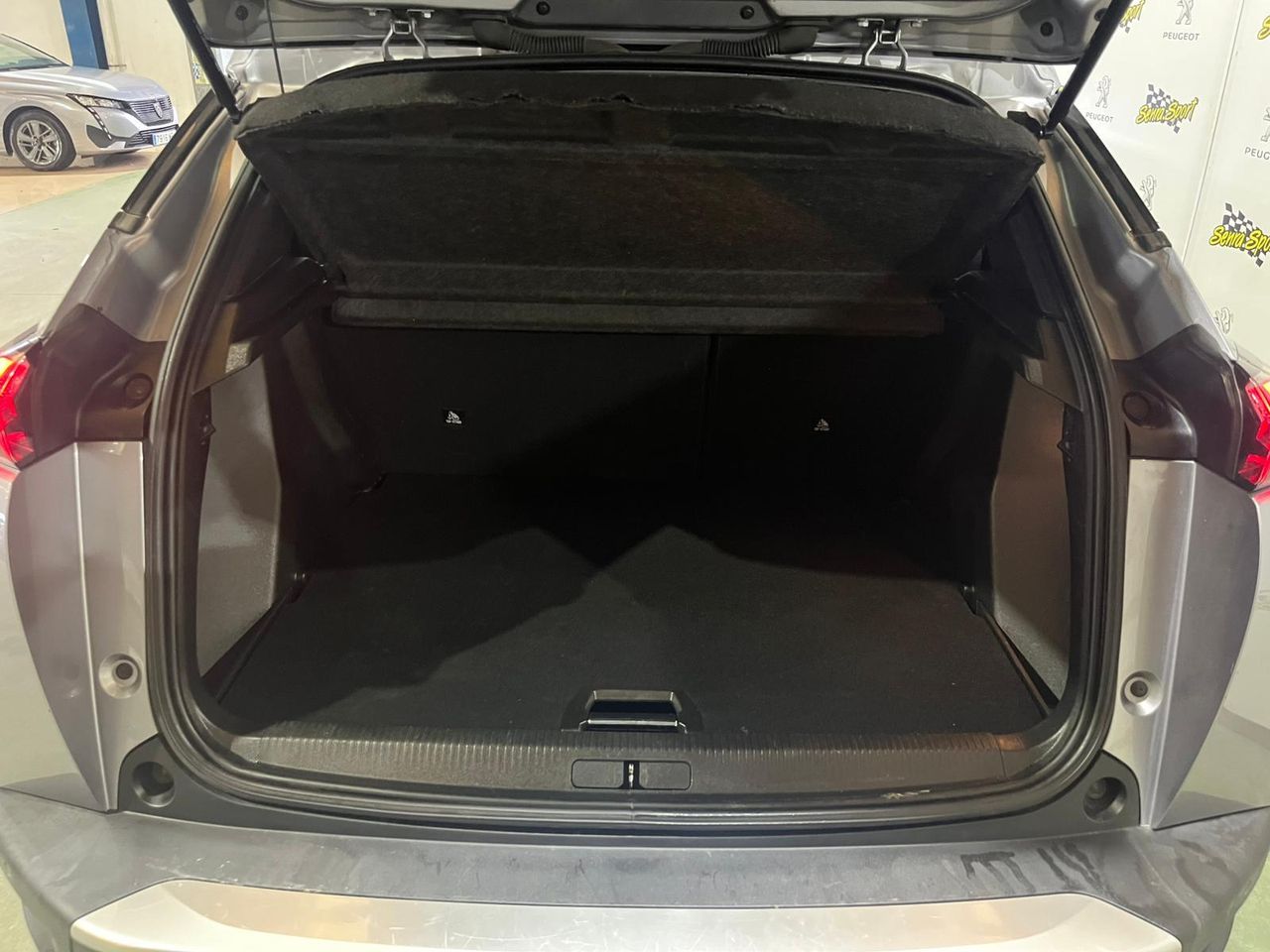 Peugeot 2008 Allure BlueHDI 130 S&S EAT8 - Foto 29