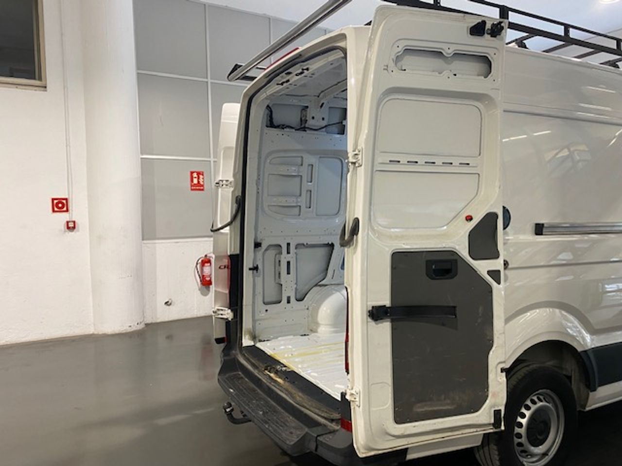 Volkswagen Crafter 35 Furgon BL TA L4H3 2.0TDI 103kW 140CV - GARANTIA FÁBRICA 07/2026 - Foto 15