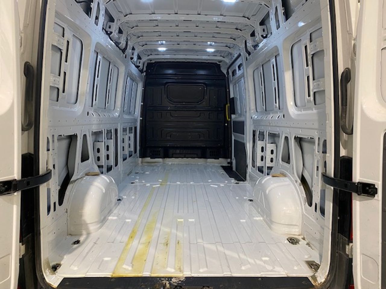 Volkswagen Crafter 35 Furgon BL TA L4H3 2.0TDI 103kW 140CV - GARANTIA FÁBRICA 07/2026 - Foto 14