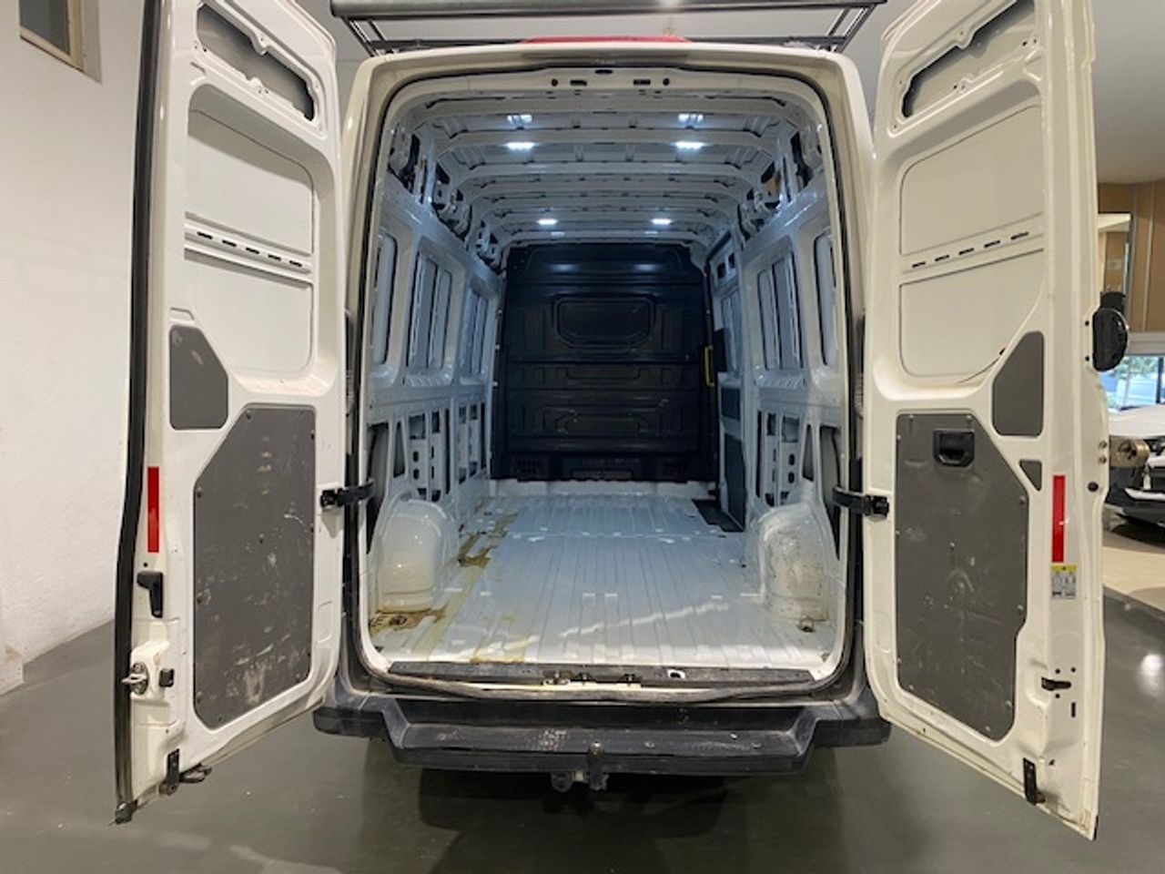 Volkswagen Crafter 35 Furgon BL TA L4H3 2.0TDI 103kW 140CV - GARANTIA FÁBRICA 07/2026 - Foto 10