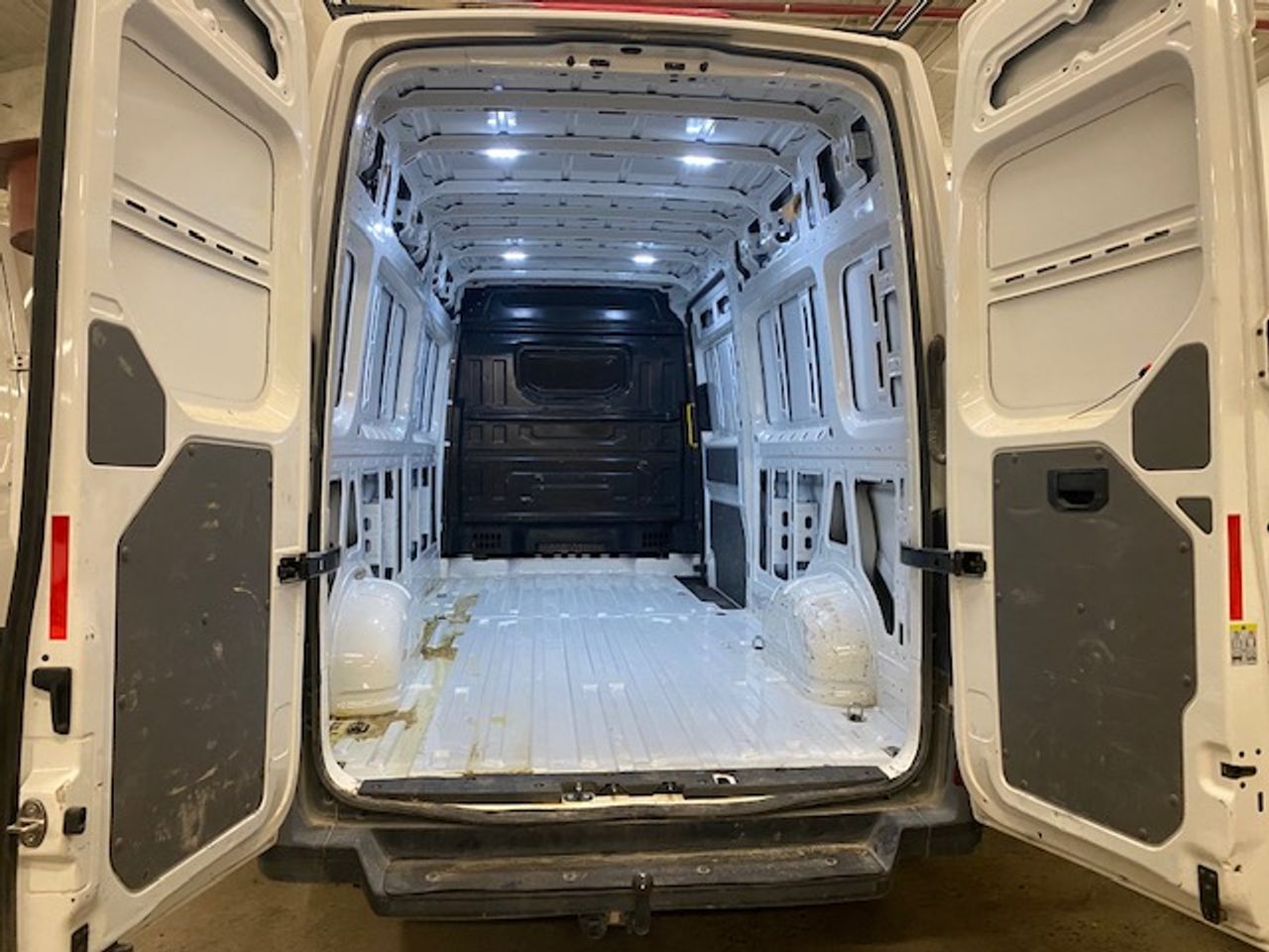 Volkswagen Crafter 35 Furgon BL TA L4H3 2.0TDI 103kW 140CV - GARANTIA FÁBRICA 07/2026 - Foto 10