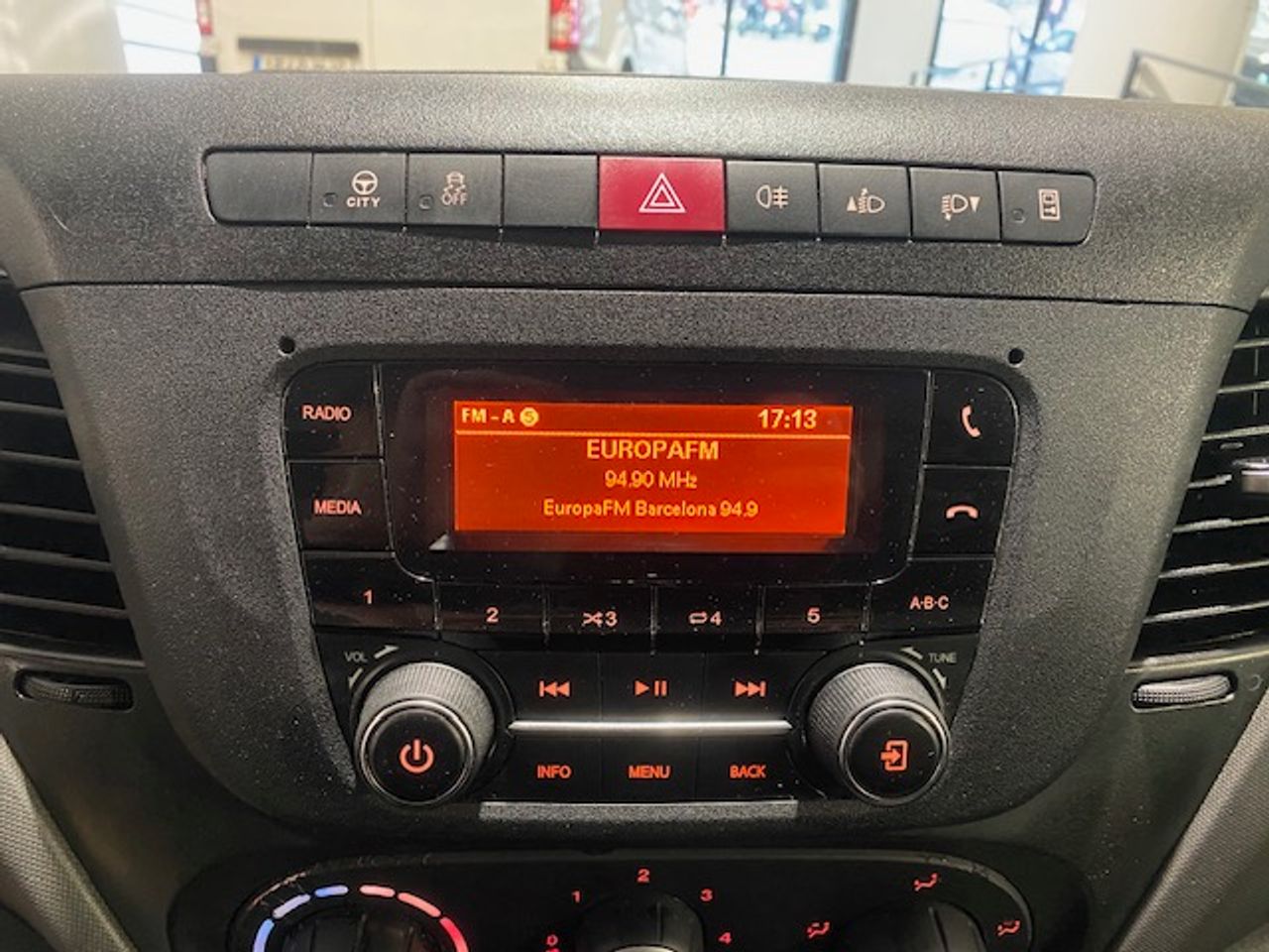 Iveco Daily 35c14 3750 Plataforma Elevadora - GARANTIA MECANICA - Foto 22