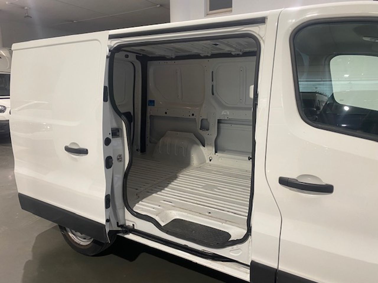 Renault Trafic Furgon L1H1 Blue dCi 130 CV - GARANTIA FÁBRICA 06/2027 - Foto 15