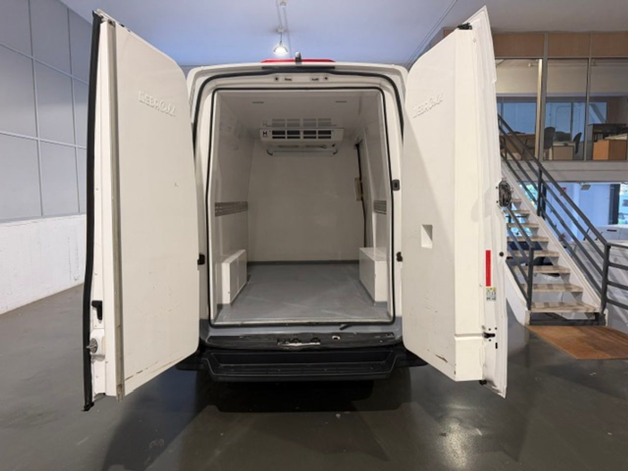 Volkswagen Crafter 35 Furgon BM TA L3H3 2.0TDI 103kW140CV FRIGORIFICO CONGELACION - GARANTIA MECANICA - Foto 9