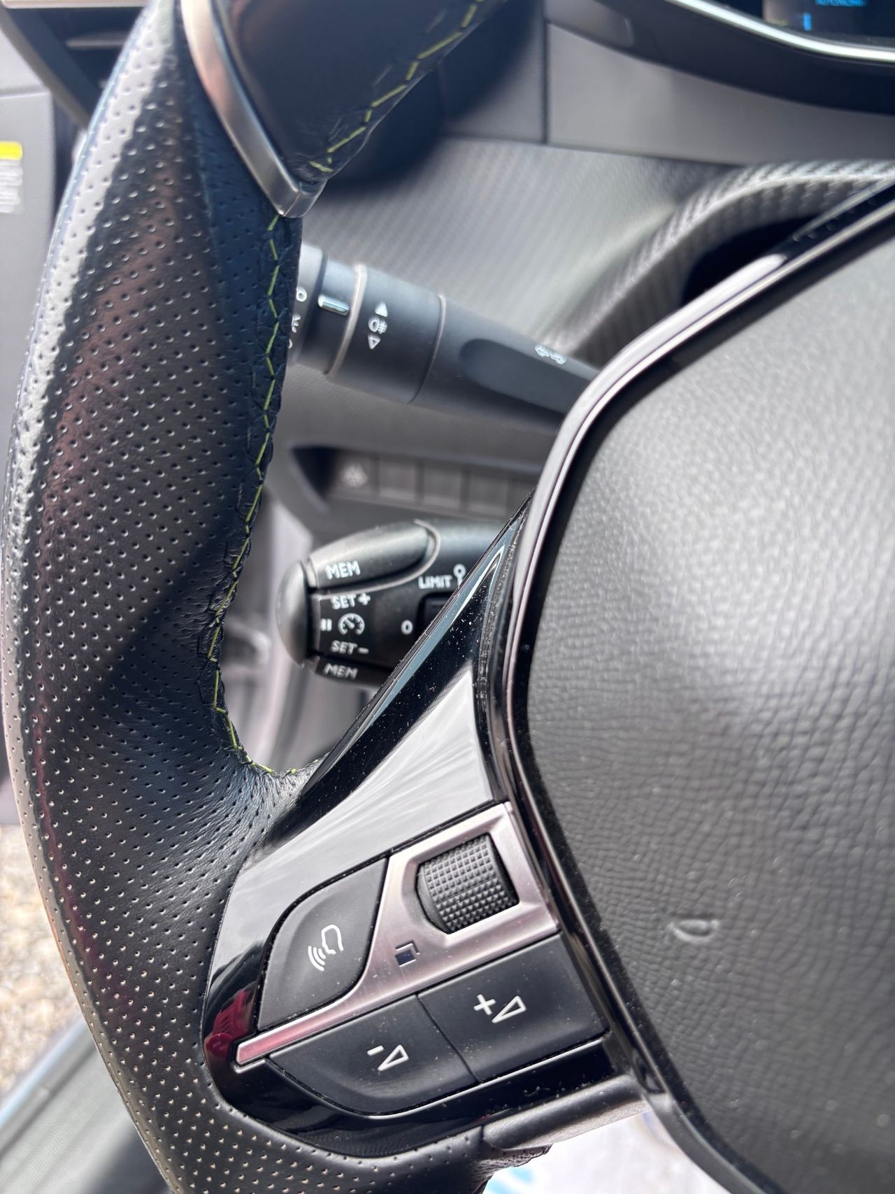 Peugeot 208 e-208 GT 100 kW - Foto 17