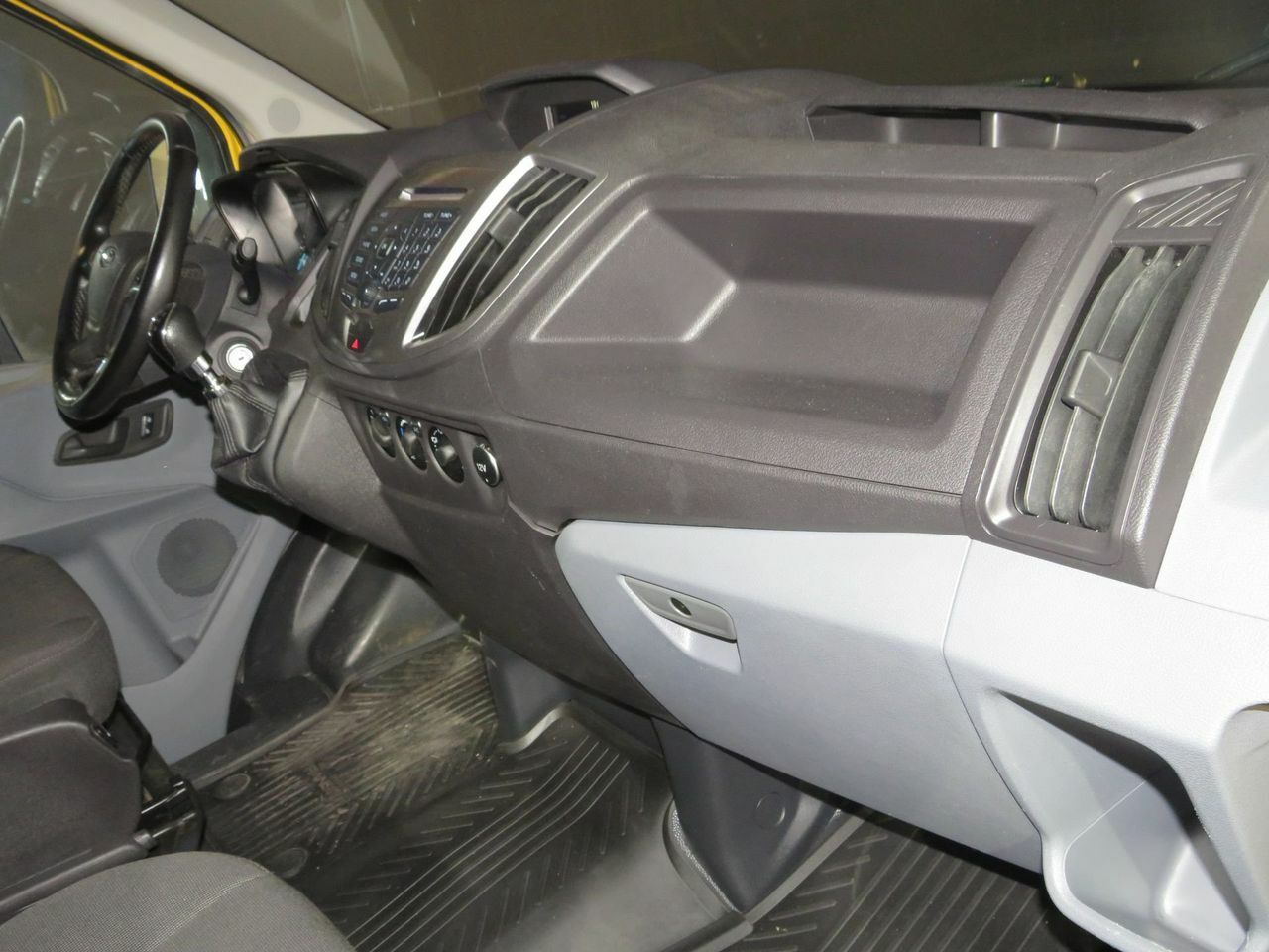 Ford Transit 350 130cv L2H2 Van Ambiente Delantera  - Foto 9