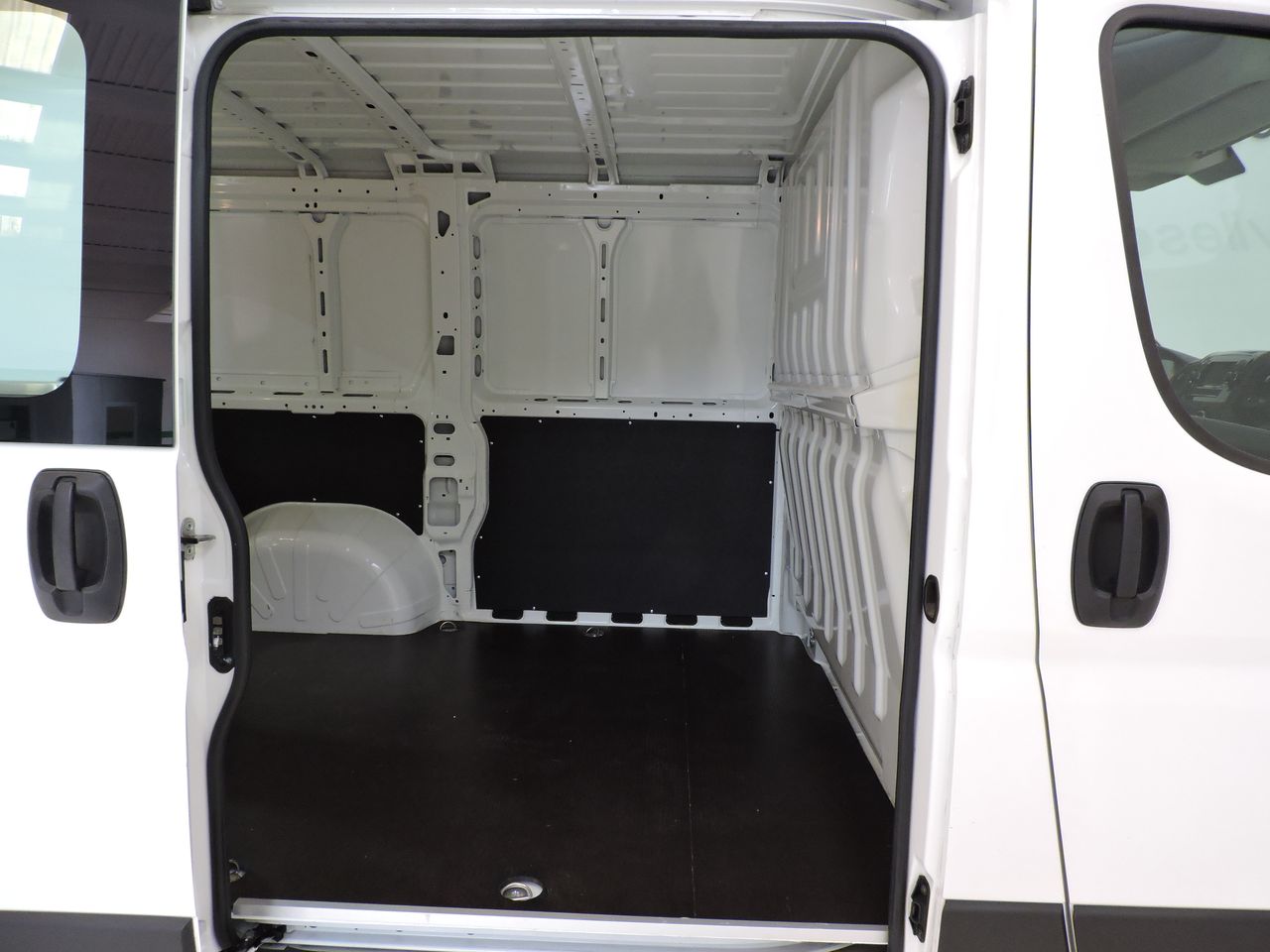 Peugeot Boxer 330 L1 H1 BHDI 88kW 120CV SS 6 Vel. M - Foto 13