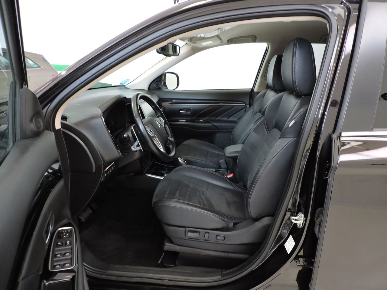 Mitsubishi Outlander PHEV Kaiteki 4WD - Foto 13