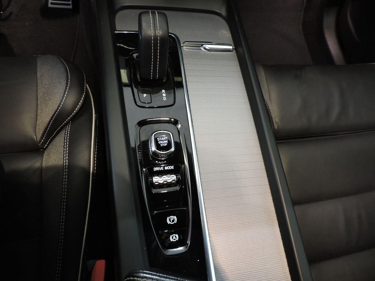 Volvo XC60 T6 AWD Recharge R-Design - Foto 13