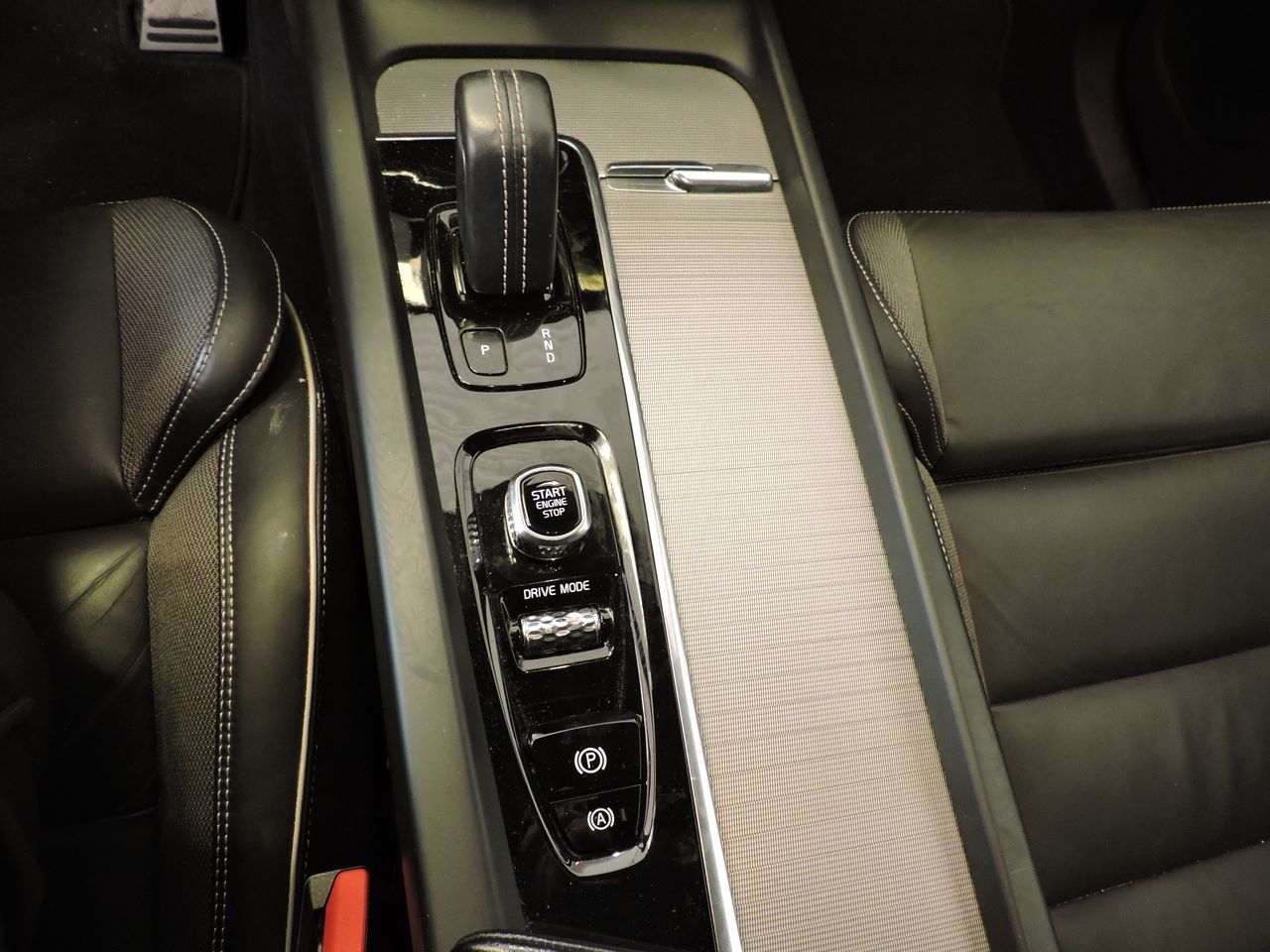 Volvo XC60 T6 AWD Recharge R-Design - Foto 13