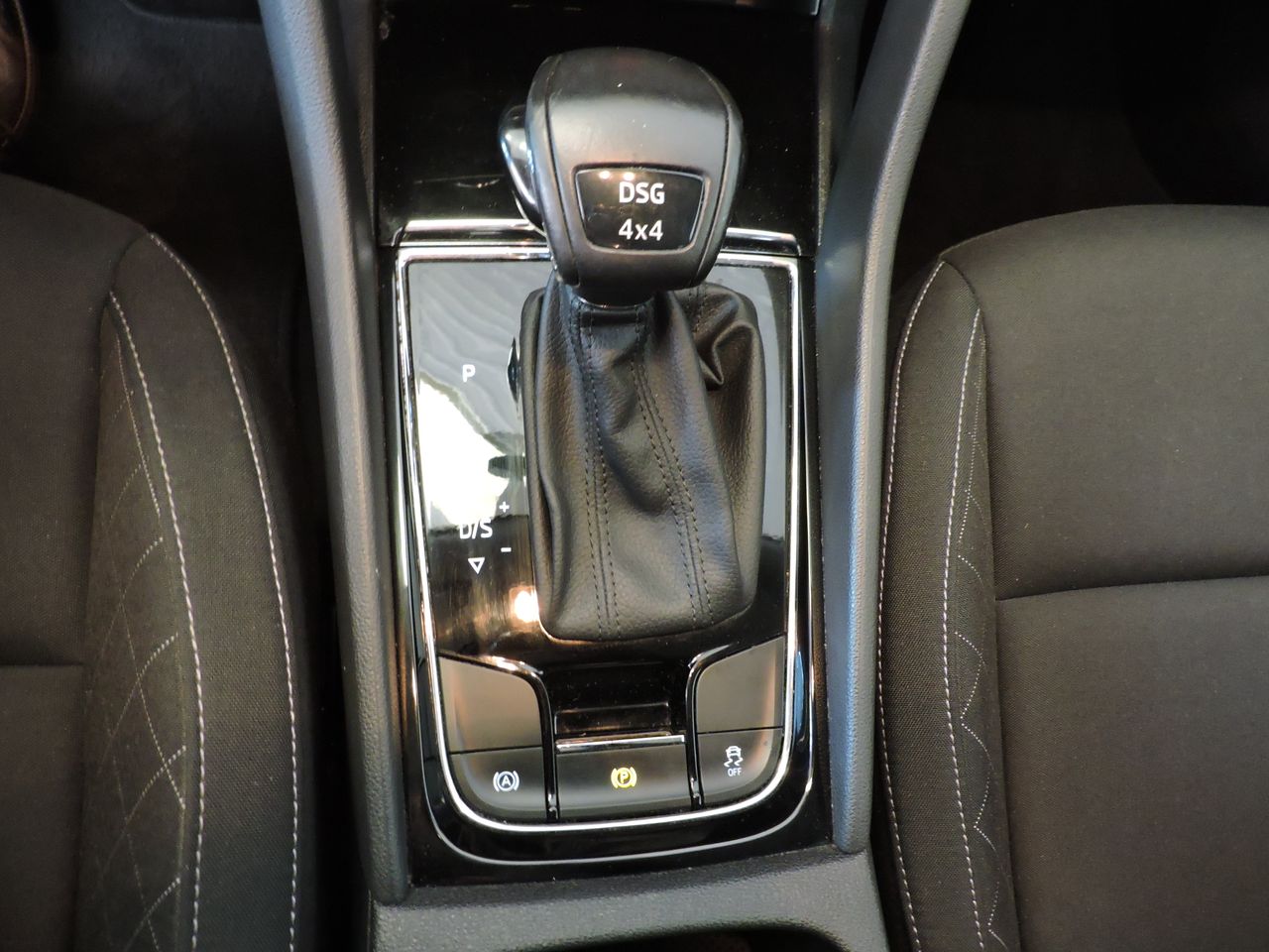 Skoda Karoq Ambition 2.0 TDI 110 kW (150 CV) DSG 4x4 - Foto 10