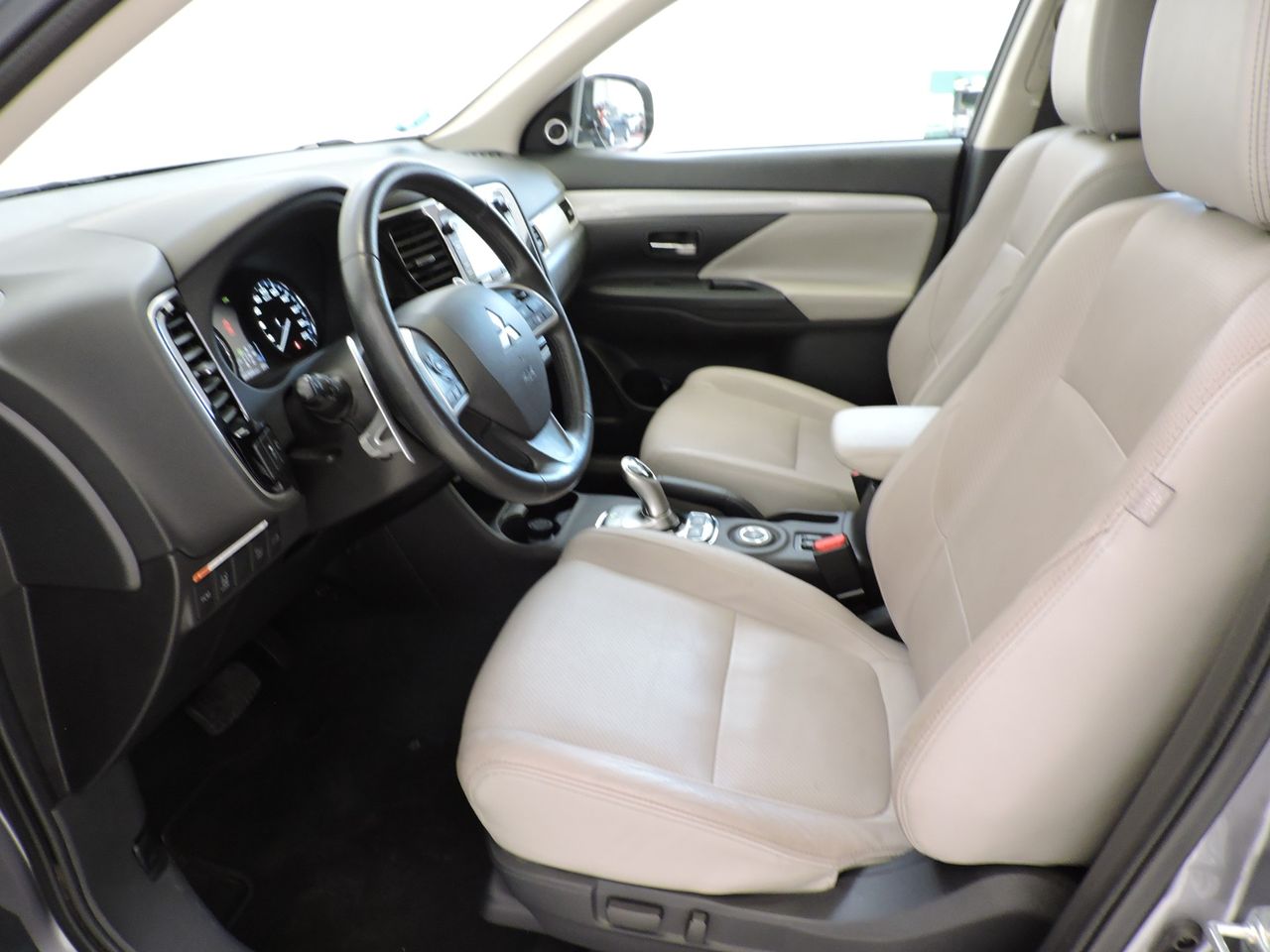 Mitsubishi Outlander PHEV Kaiteki 4WD - Foto 9